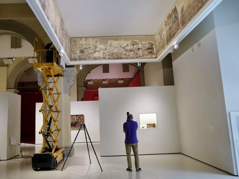 Un técnico fotografía las pinturas de Sijena en la sala del MNAC. Un técnico fotografía las pinturas de Sijena en la sala del MNAC.