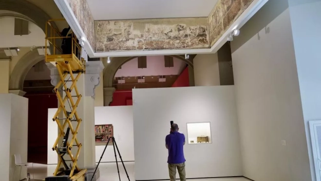 Un técnico fotografía la sala del MNAC Un técnico fotografía la sala del MNAC
