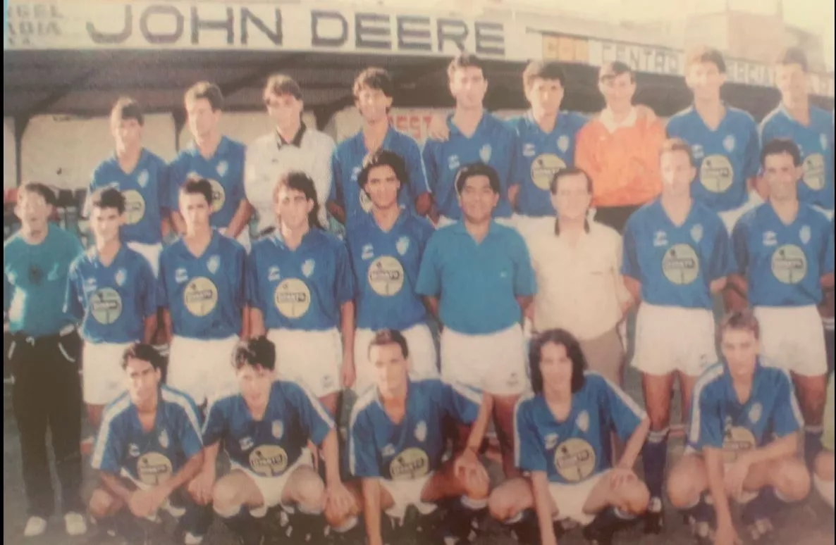 Plantilla del Binéfar en la última temporada de Paco Águeda en la presidencia, que aparece en la fila del centro.