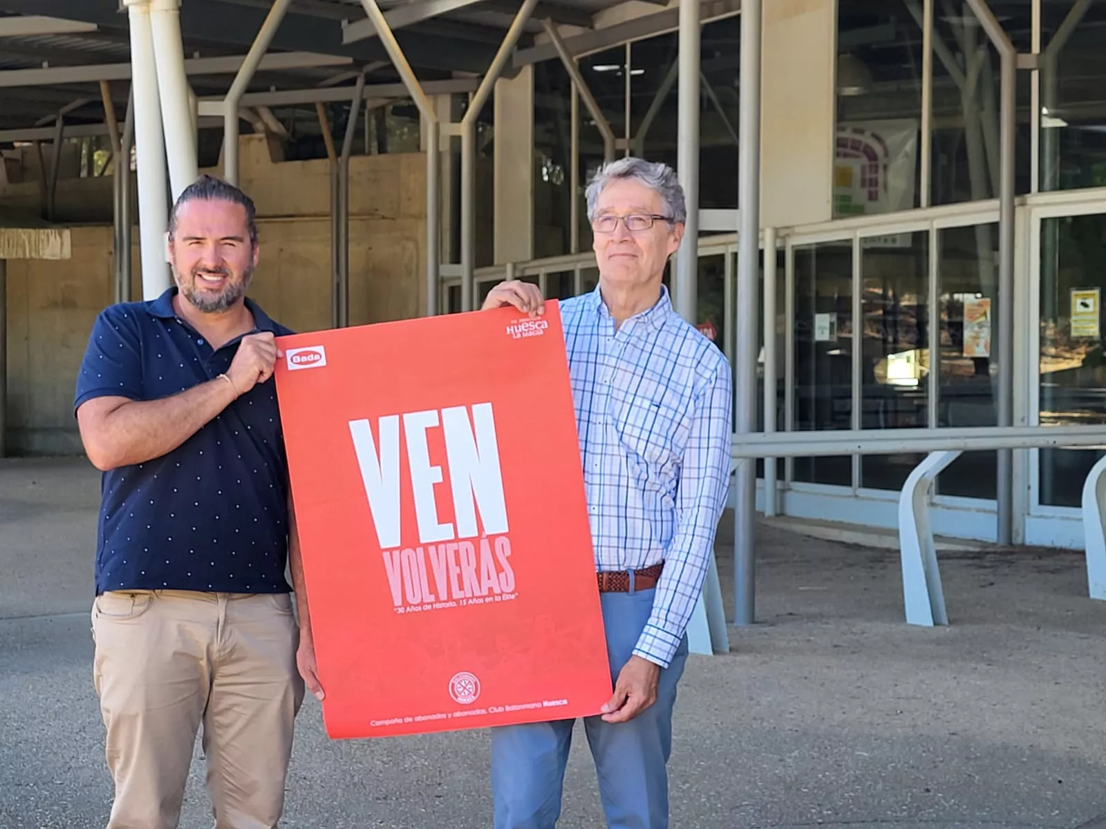 Néstor Oliva, gerente del club, y Pachi Giné, presidente, presentan la campaña de abonados 2025/26 de Bada Huesca. Foto: Adri Mora