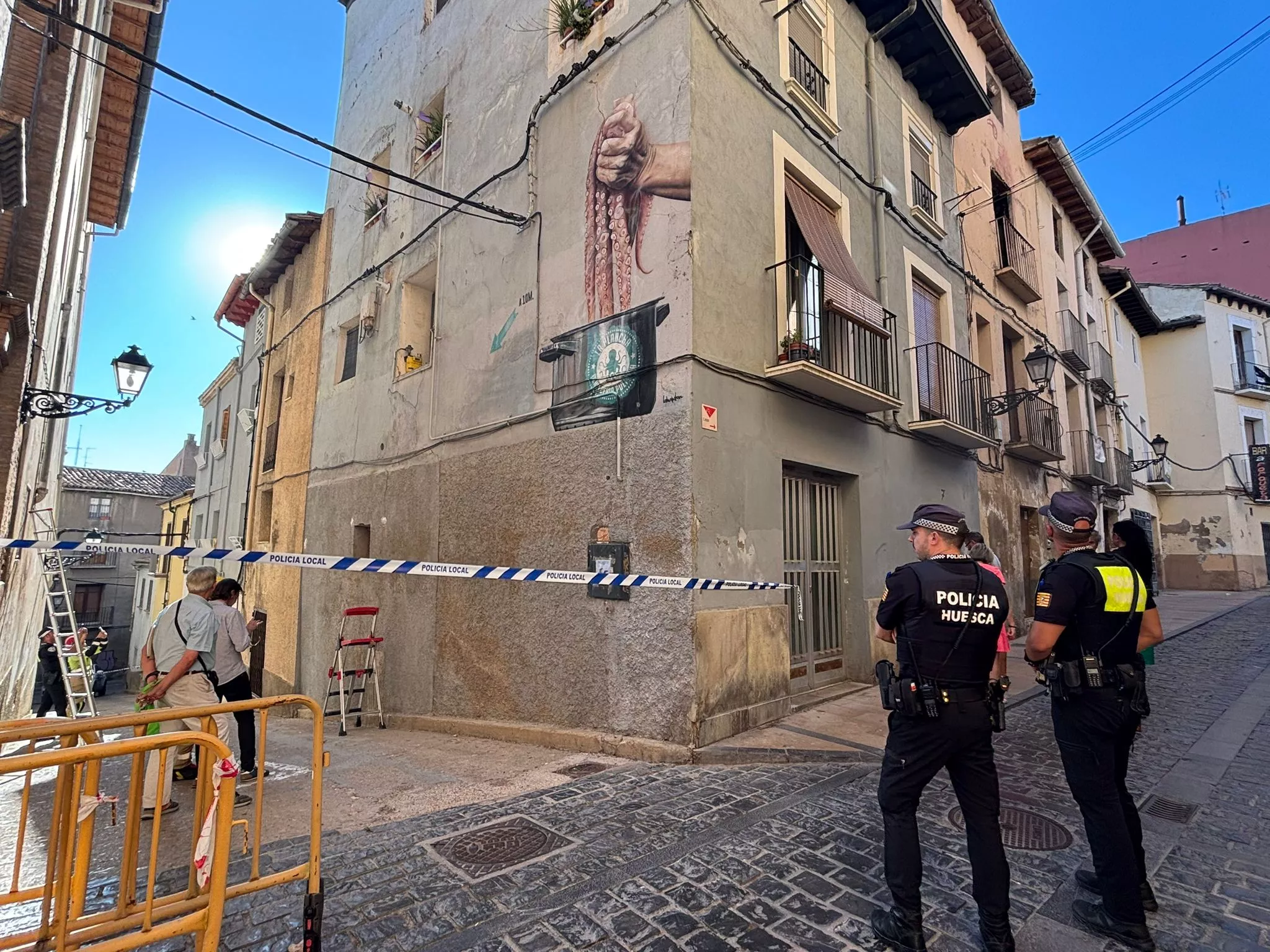 Edificio precintado en la calle de las Cortes por riesgo de derrumbe. Edificio precintado en la calle de las Cortes por riesgo de derrumbe.