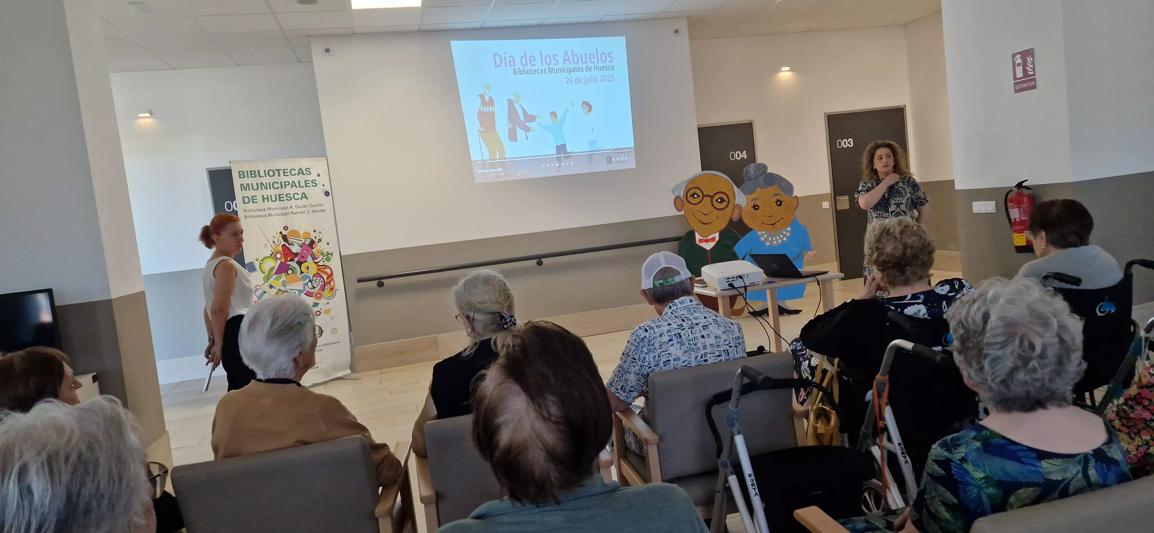 Día de las abuelas y abuelos en la residencia Rey Ardid con las Bibliotecas Municipales. Foto Myriam Martínez