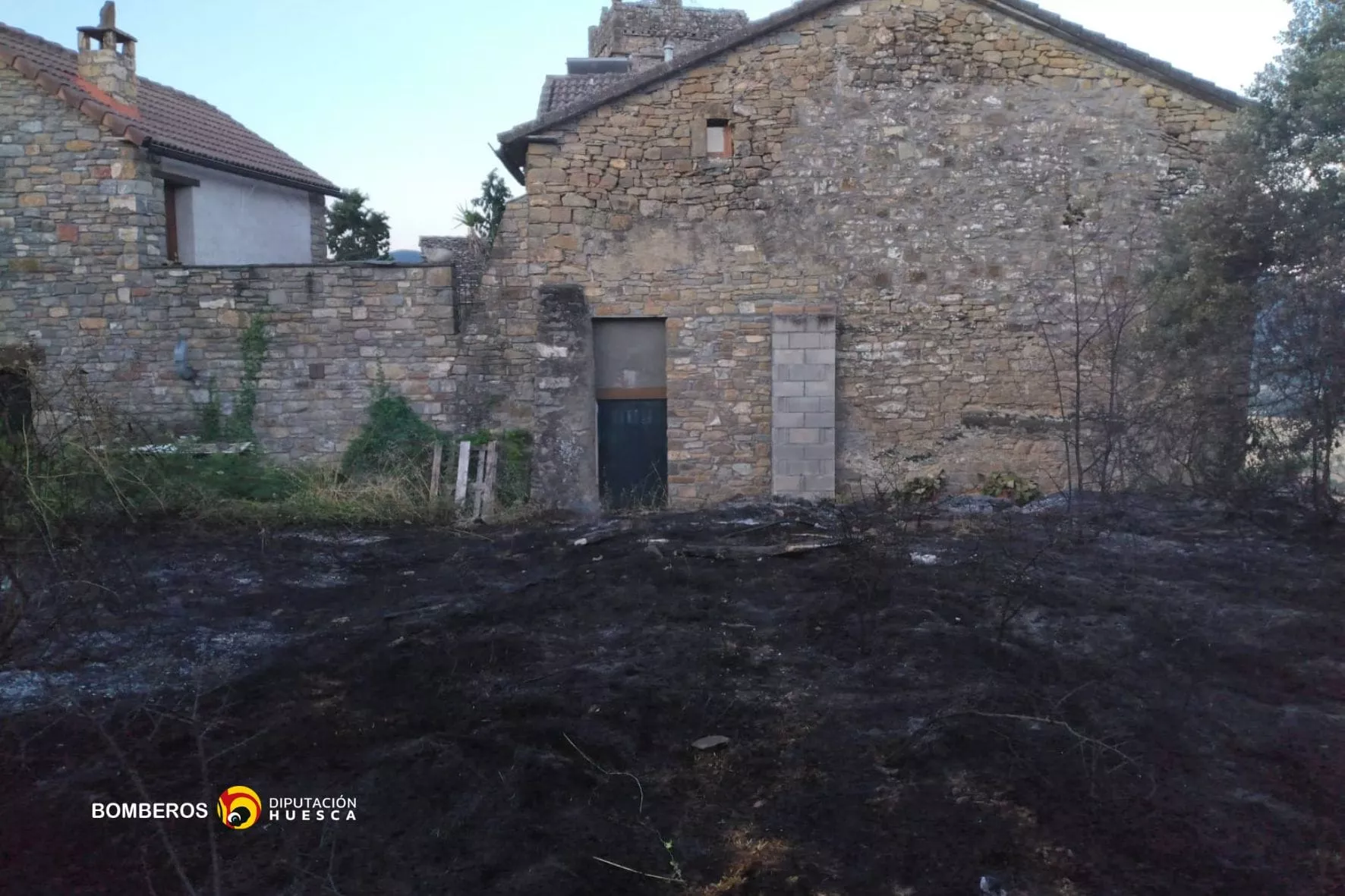El fuego ha calcinado parcialmente una vivienda de Morillo de Monclús.