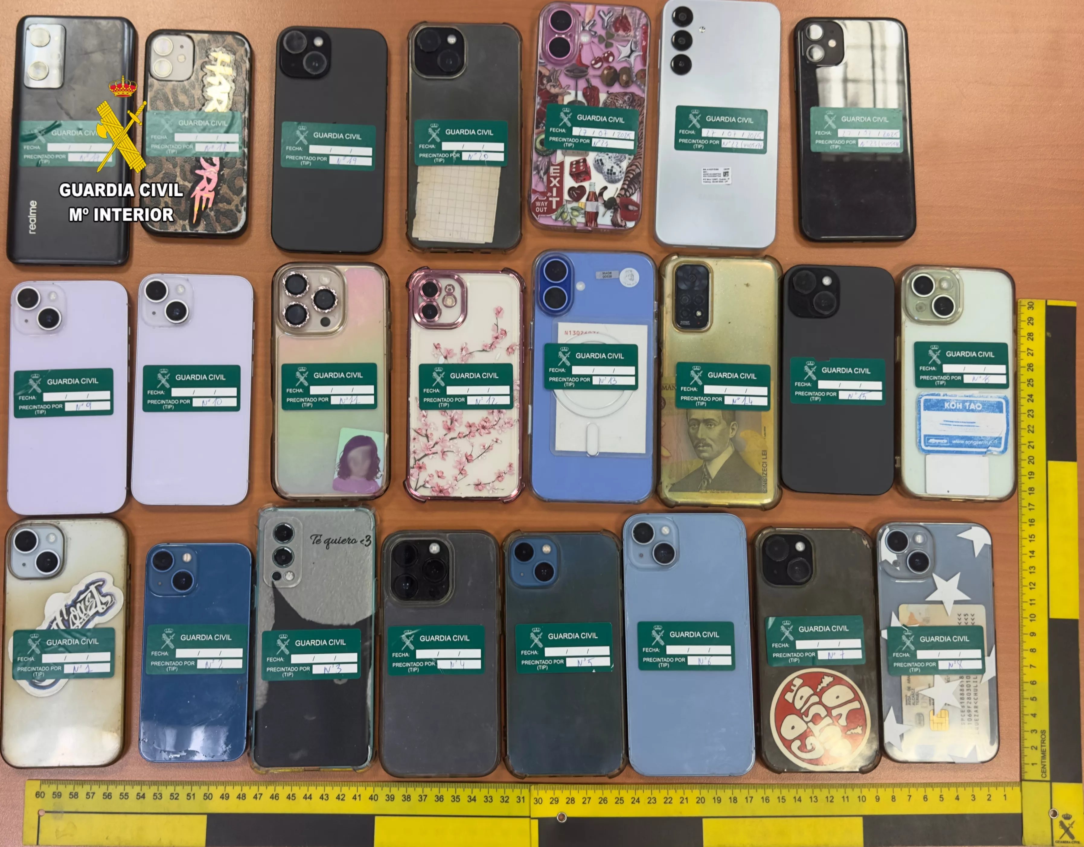 Algunos de los móviles robados en el Monegros Desert Festival, recuperados por la Guardia Civil.