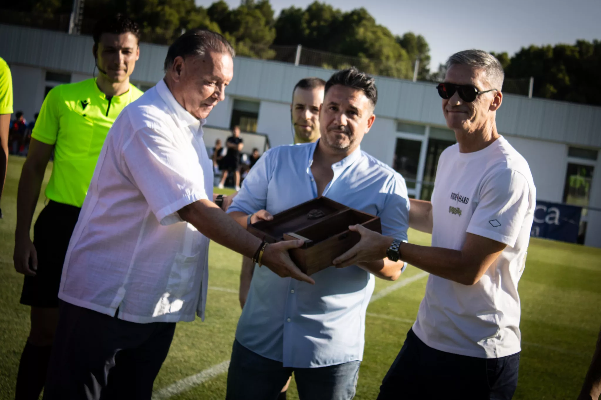 Agustín Lasaosa, presidente del Huesca, entrega un obsequio a un familiar el año pasado. Foto: SD Huesca