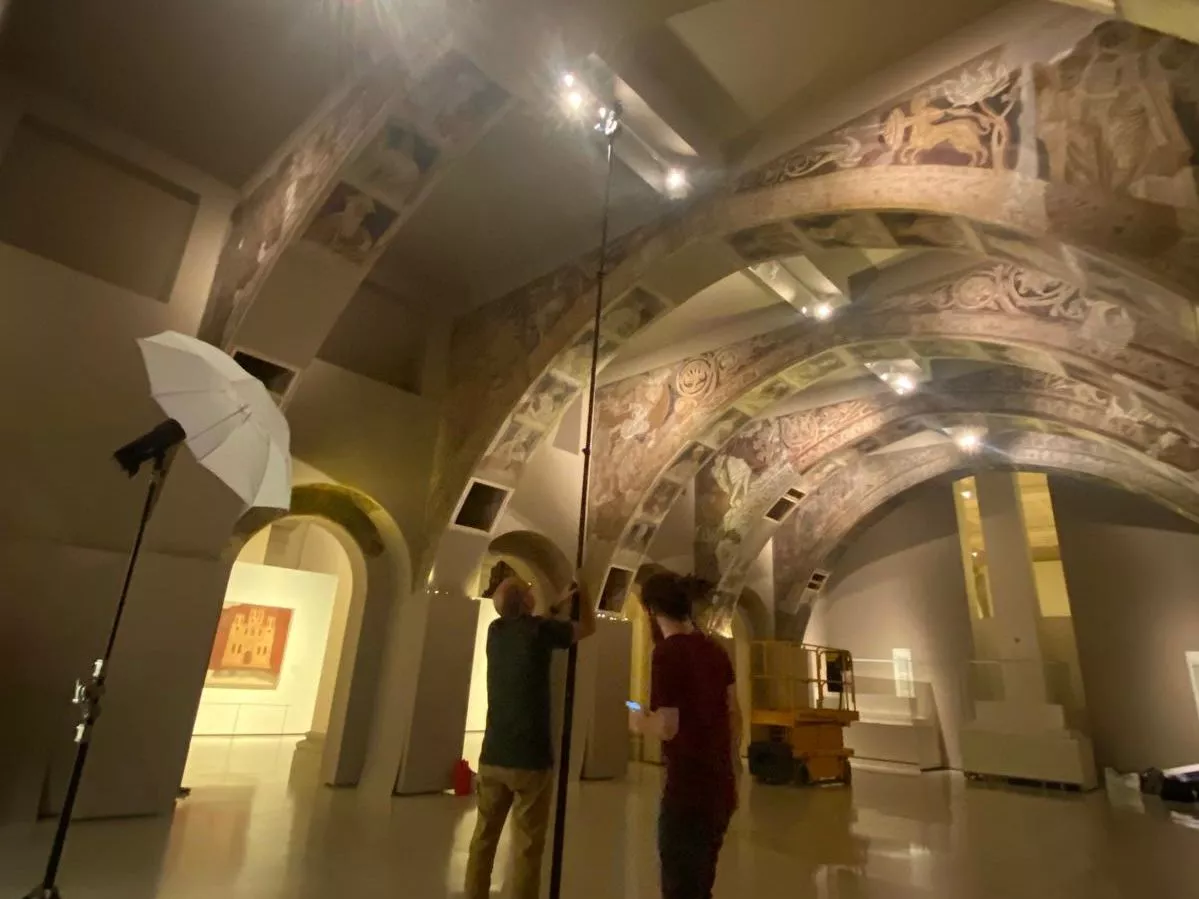 Los técnicos del Gobierno de Aragón en la sala 16 del MNAC, donde se encuentran las pinturas murales. Los técnicos del Gobierno de Aragón en la sala 16 del MNAC, donde se encuentran las pinturas murales.