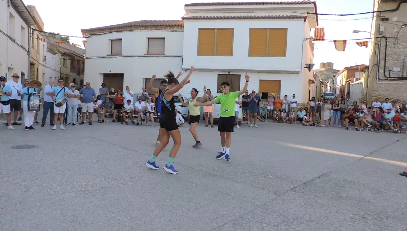 Los campeones bailan la "jota de los pollos" en Castejón de Monegros.