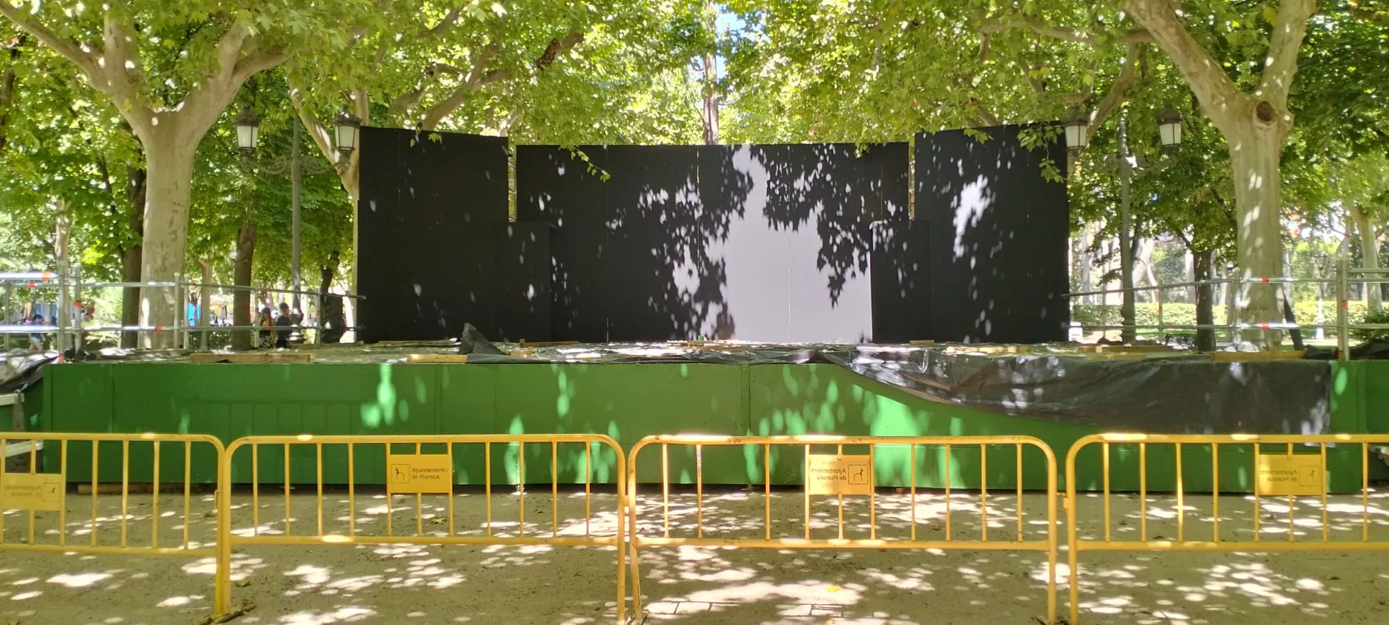 Paseo Carlos Vidal del Parque Miguel Servet, listo para las fiestas de San Lorenzo.