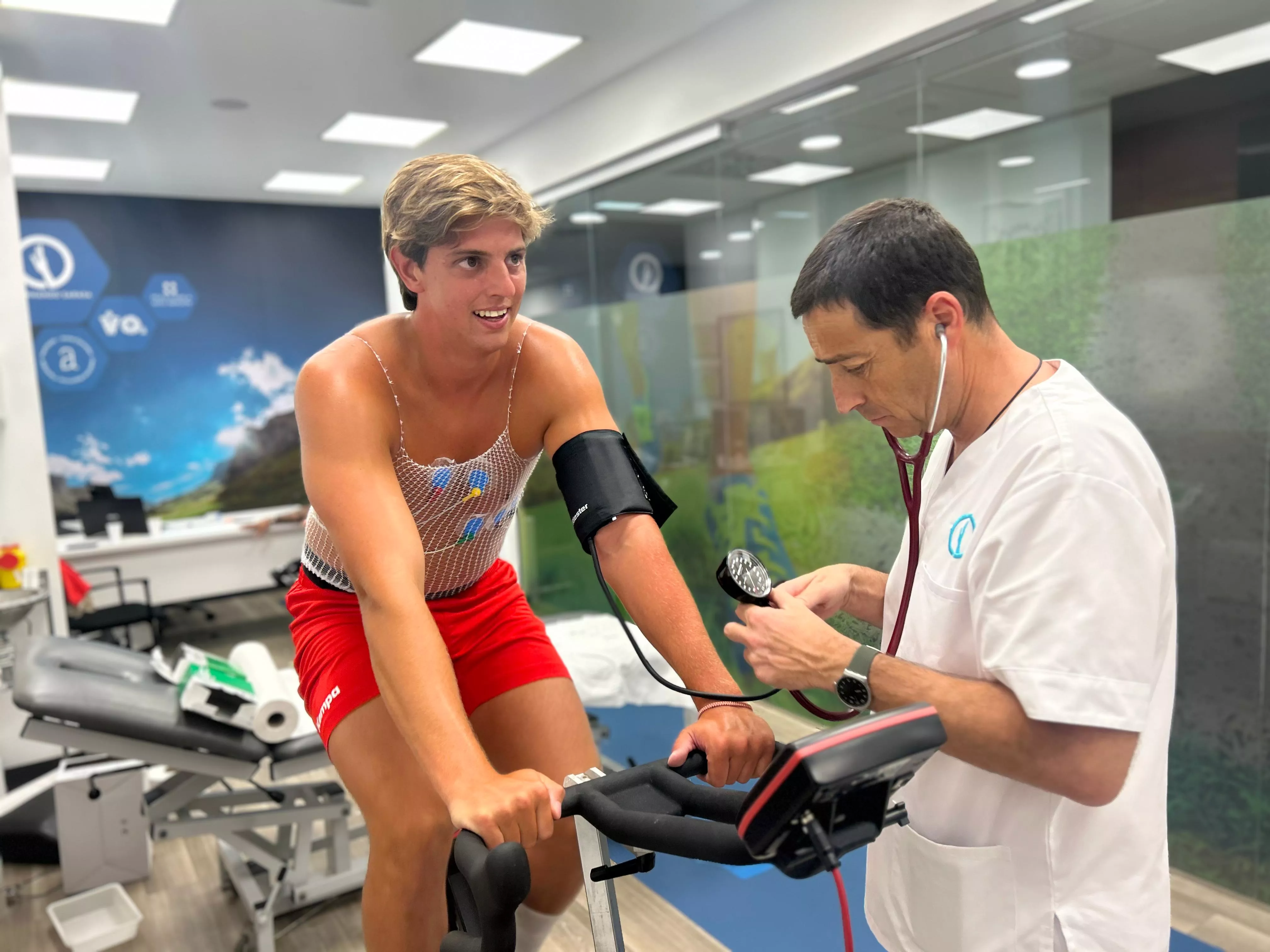 Ian Moya, sobre la bicicleta. Foto: Bada Huesca