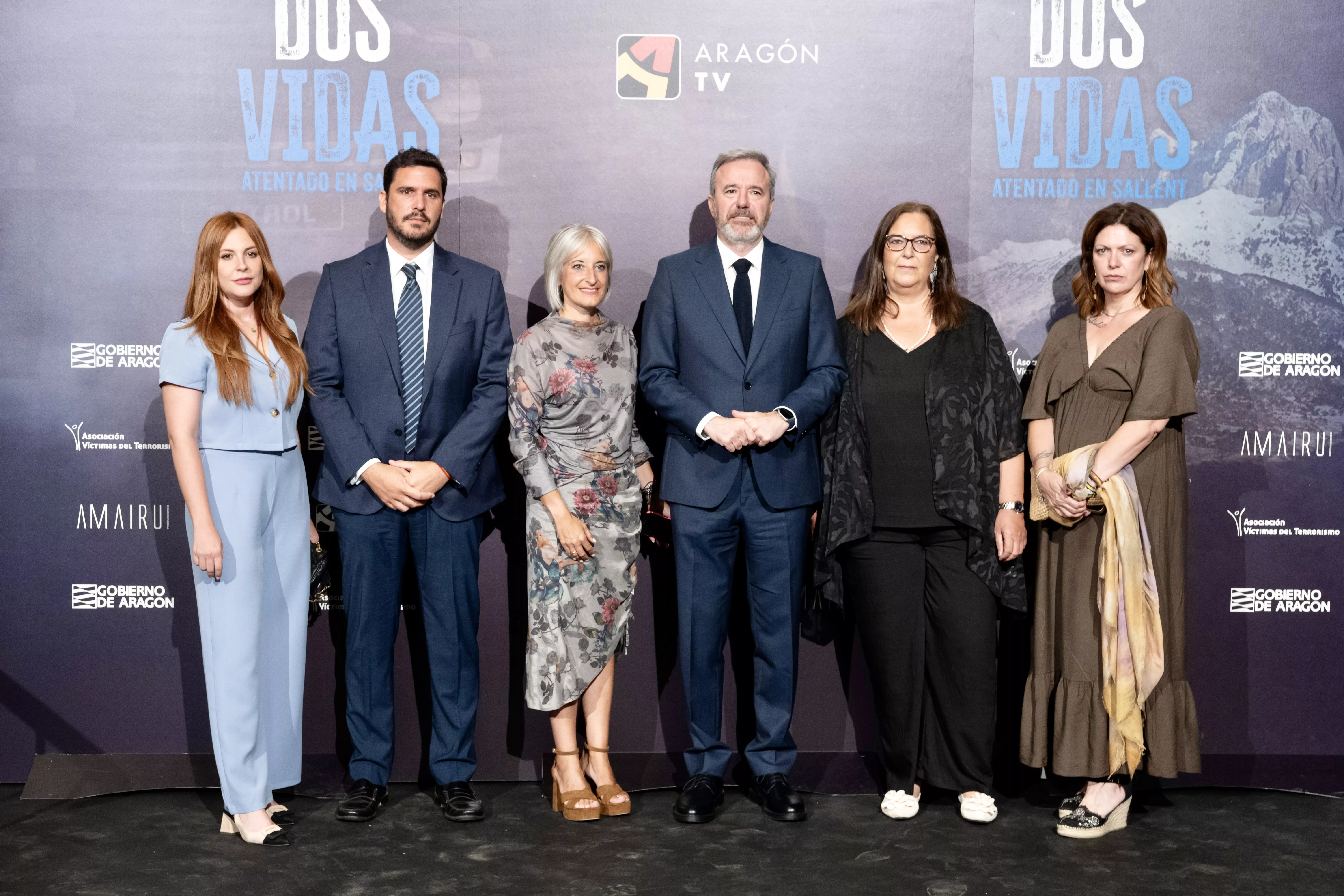 Jorge Azcón con Raquel Fuertes y protagonistas del trabajo del documental "Dos vidas. Atentado en Sallent"