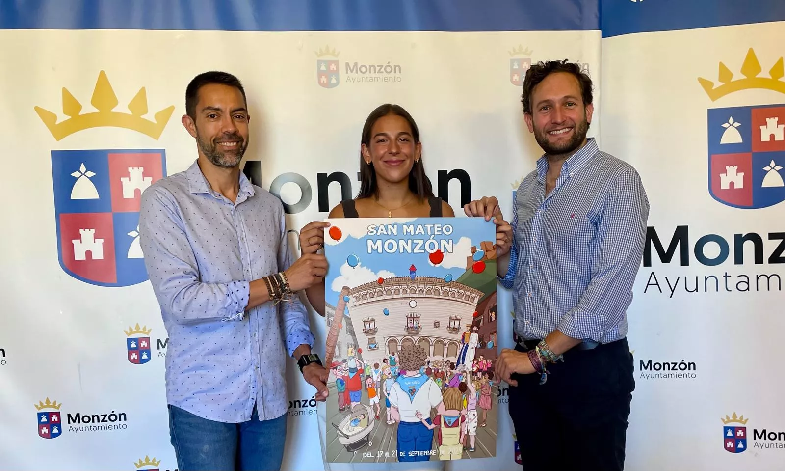 Jairo Sánchez con Ainhoa Sopena, ganadora del concurso del cartel con El Chupinazo, e Isaac Claver, alcalde de Monzón