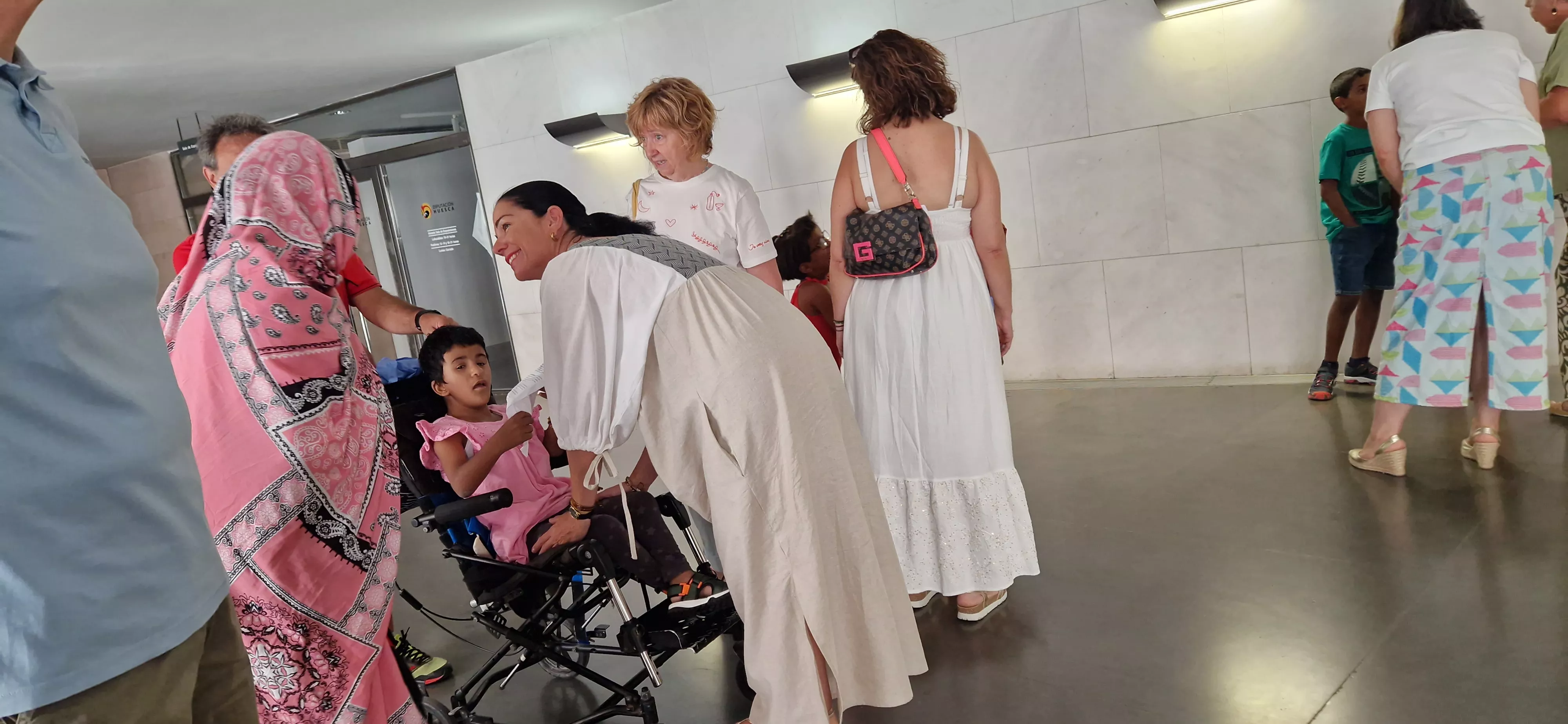 Los niños del programa Vacaciones en paz visitando la Diputación de Huesca. Foto Myriam Martínez