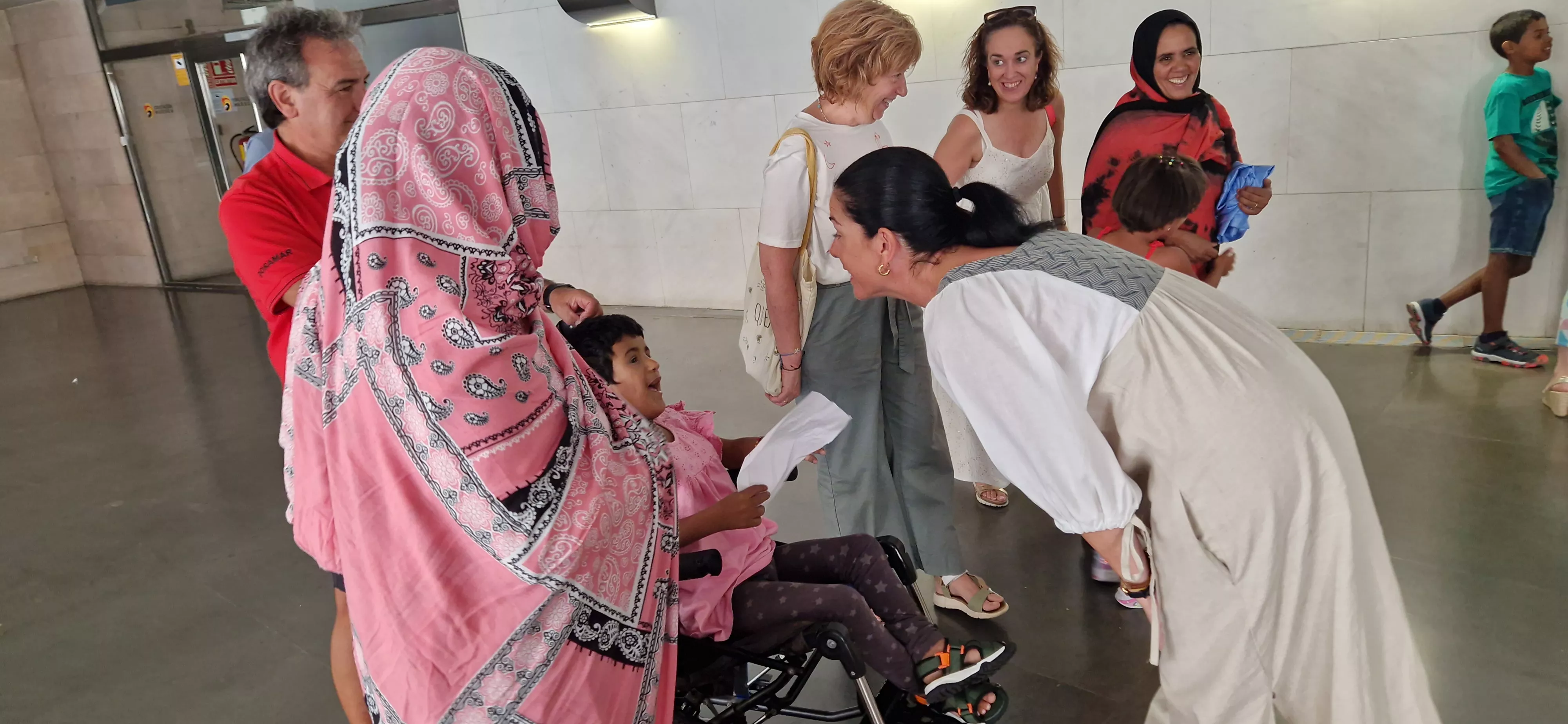Los niños del programa Vacaciones en paz visitando la Diputación de Huesca. Foto Myriam Martínez
