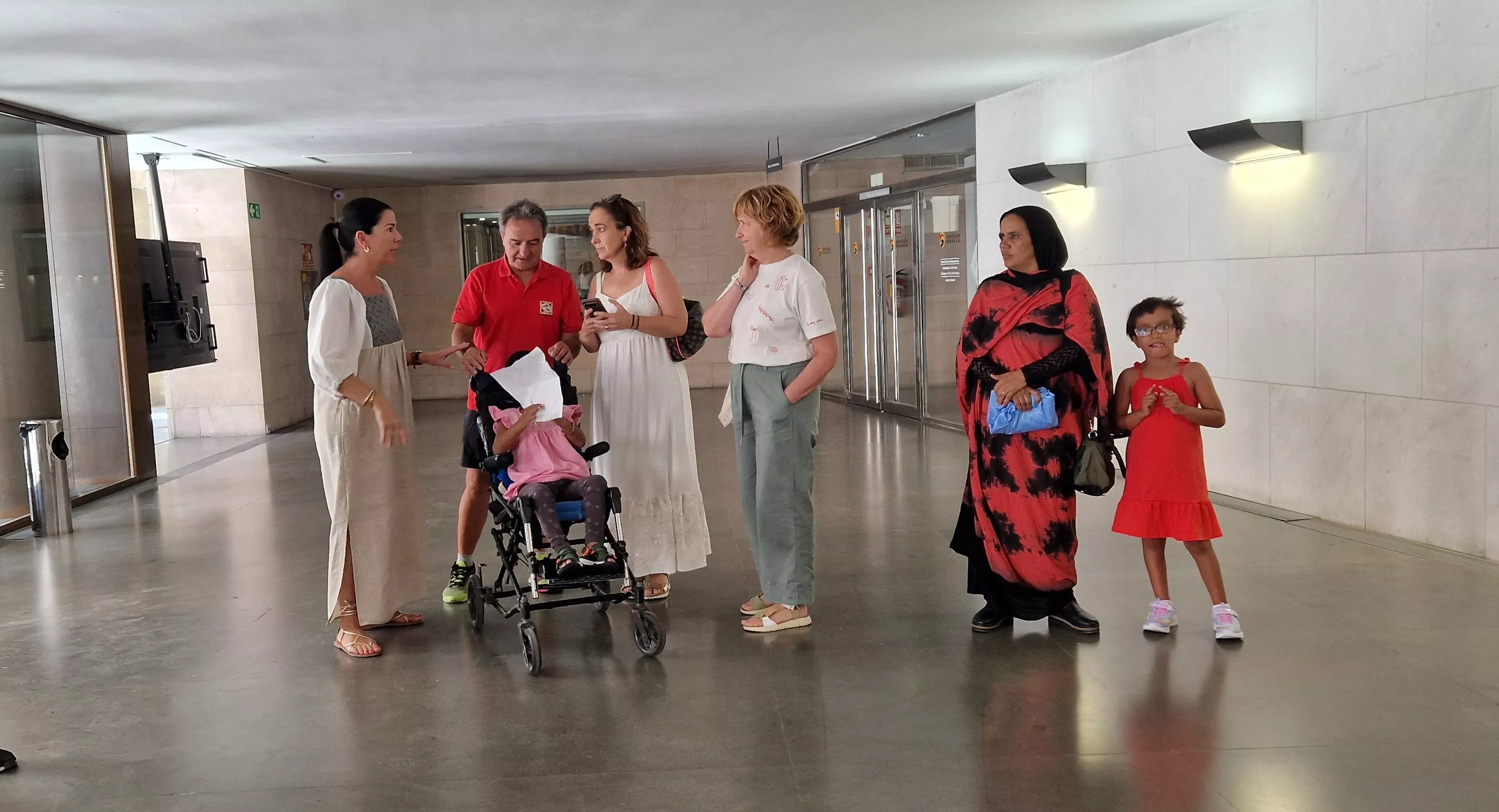 Los niños del programa Vacaciones en paz visitando la Diputación de Huesca. Foto Myriam Martínez
