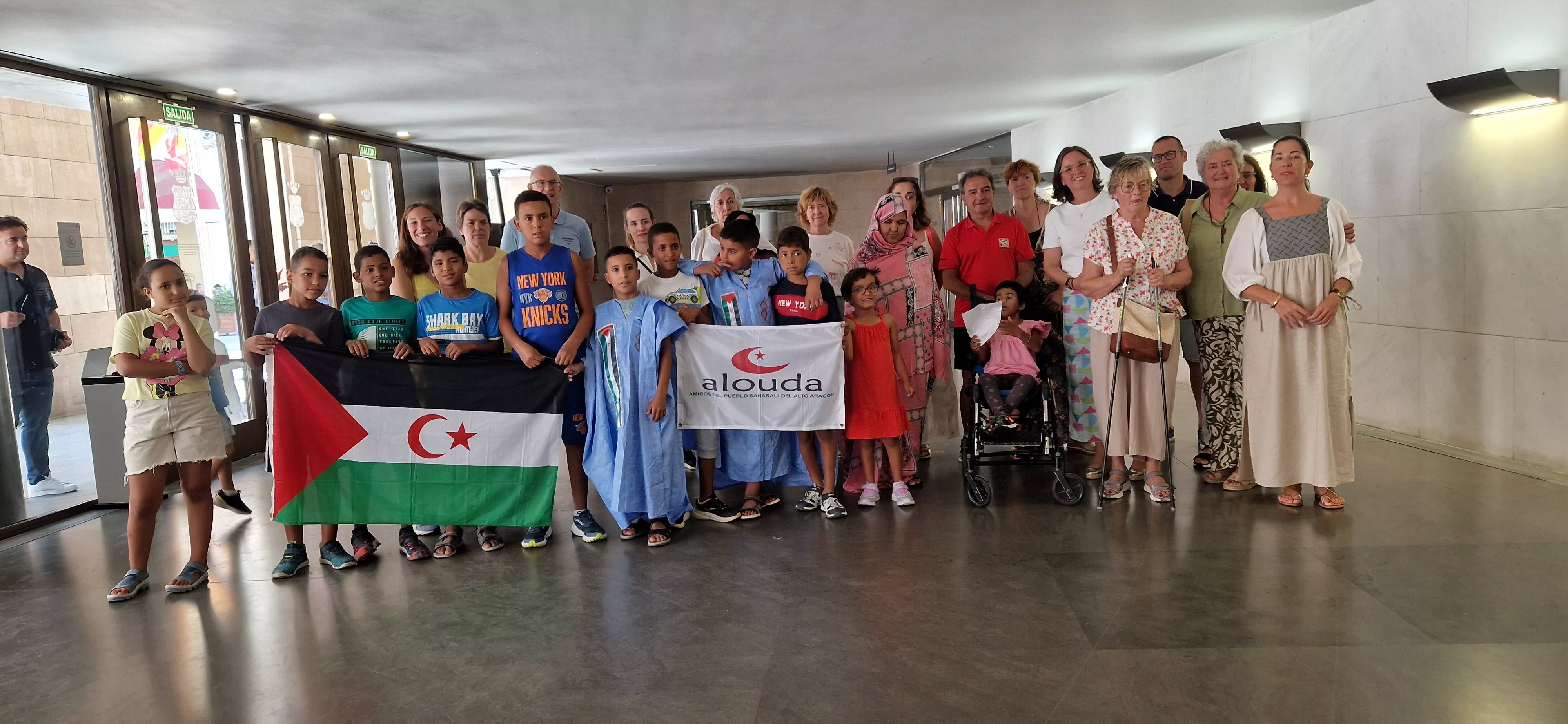 Los niños del programa Vacaciones en paz visitando la Diputación de Huesca. Foto Myriam Martínez