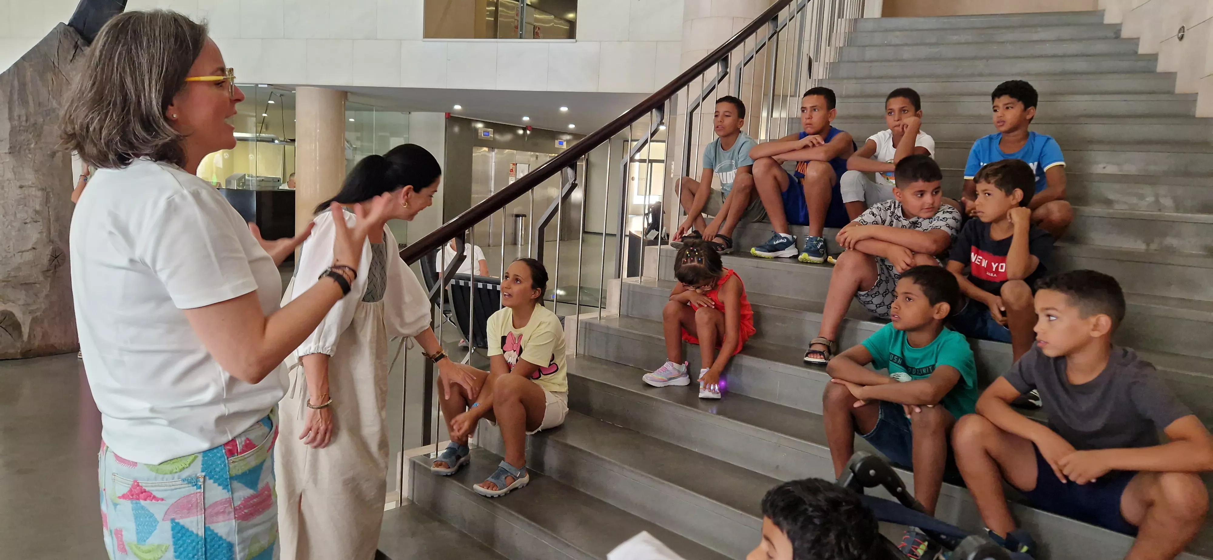 Los niños del programa Vacaciones en paz visitando la Diputación de Huesca. Foto Myriam Martínez