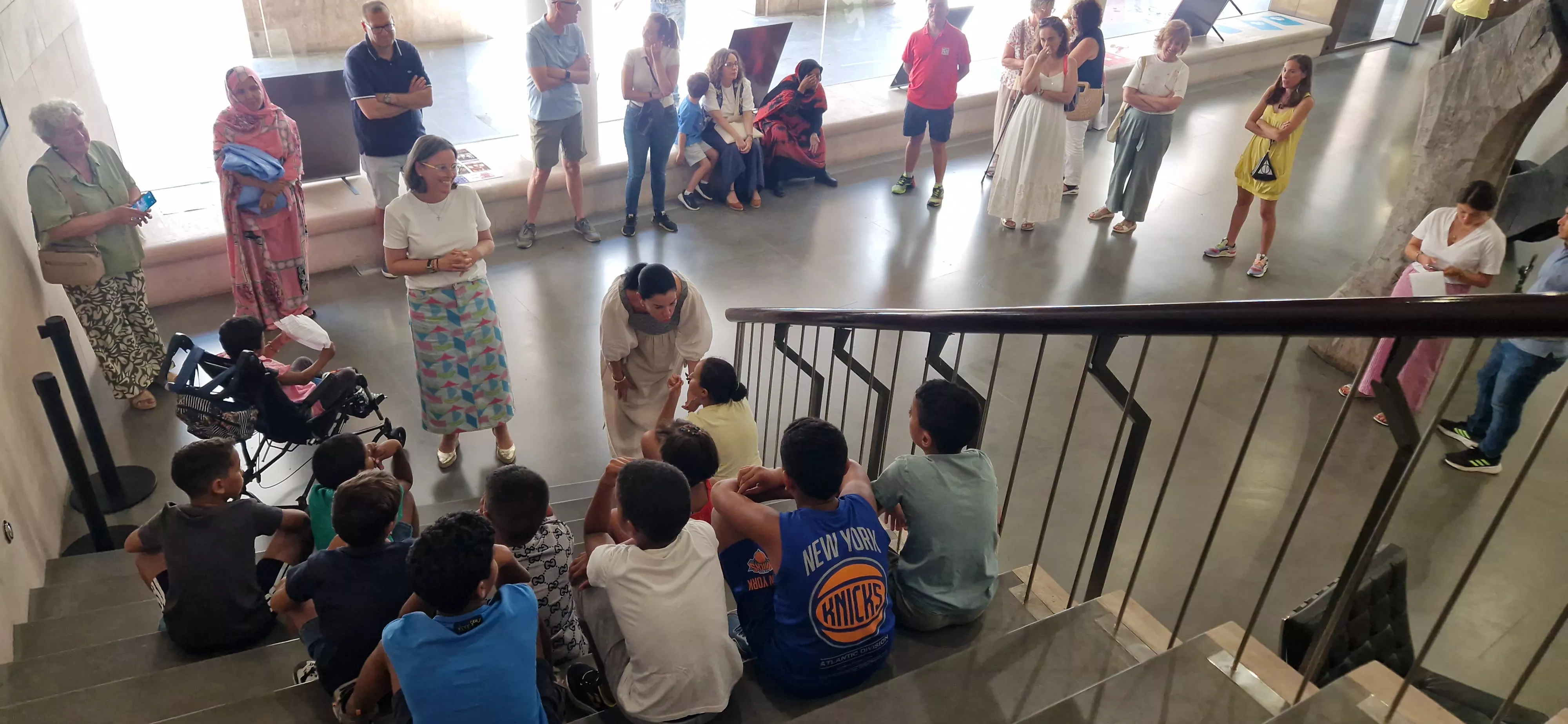 Los niños del programa Vacaciones en paz visitando la Diputación de Huesca. Foto Myriam Martínez