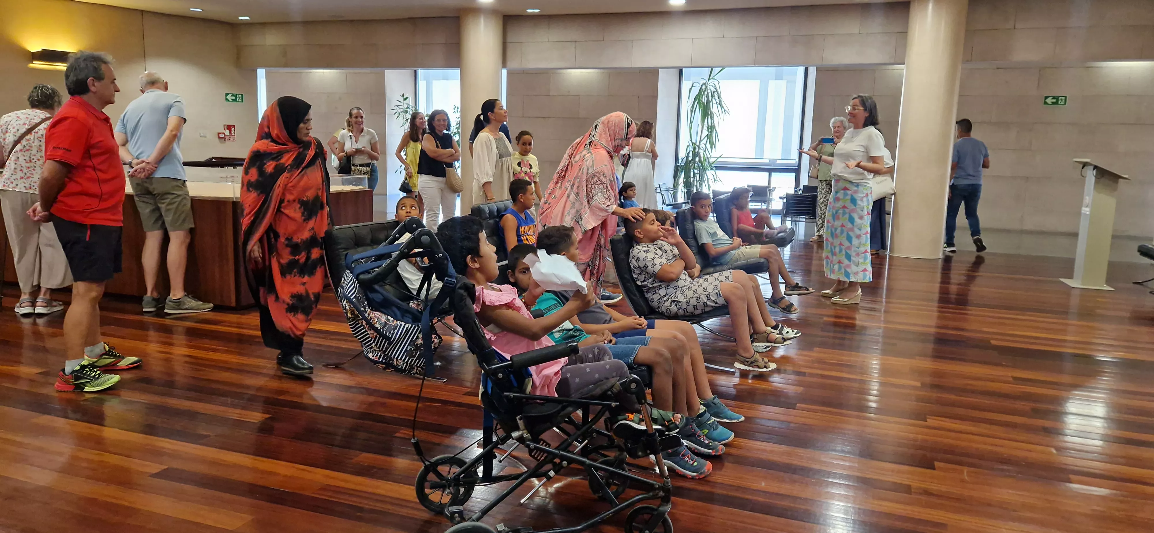Los niños del programa Vacaciones en paz visitando la Diputación de Huesca. Foto Myriam Martínez