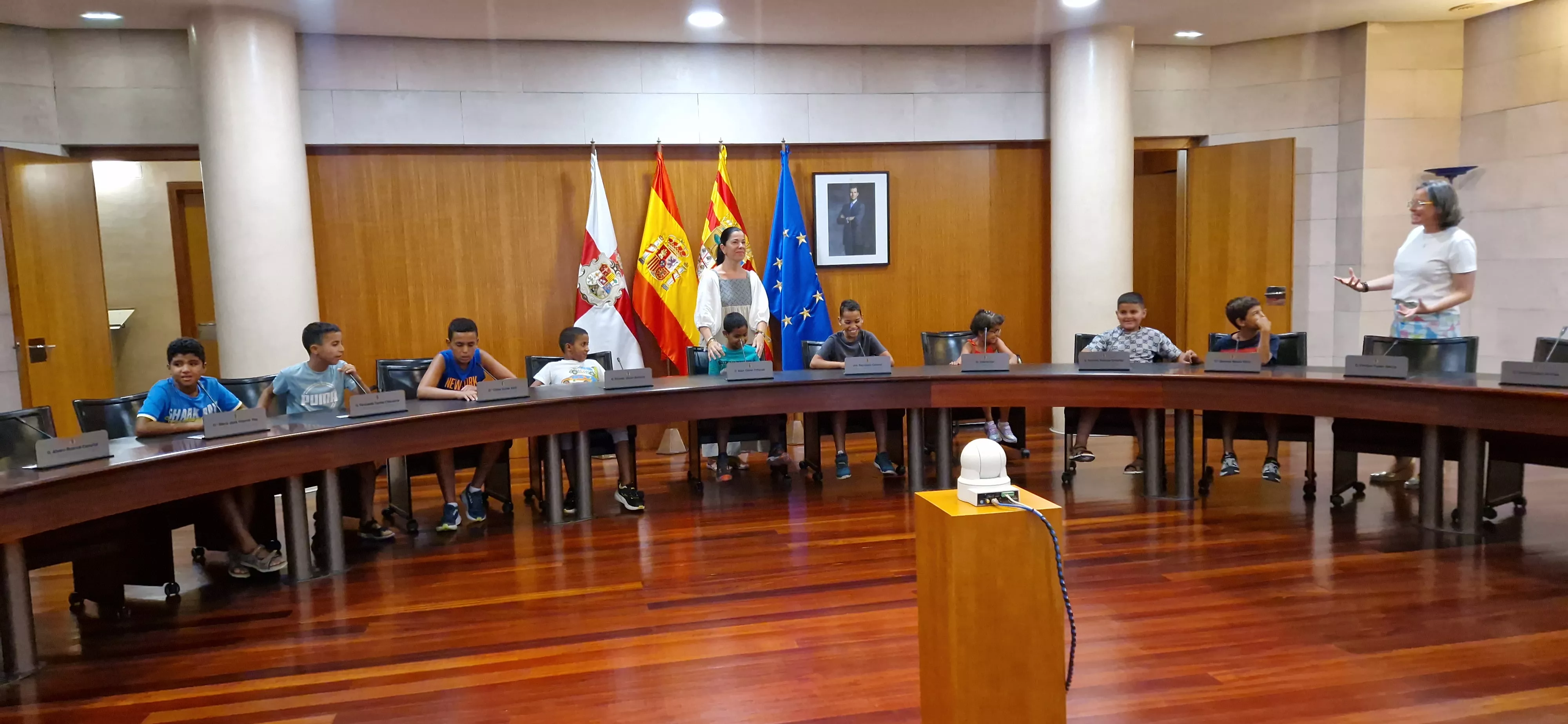 Los niños del programa Vacaciones en paz visitando la Diputación de Huesca. Foto Myriam Martínez