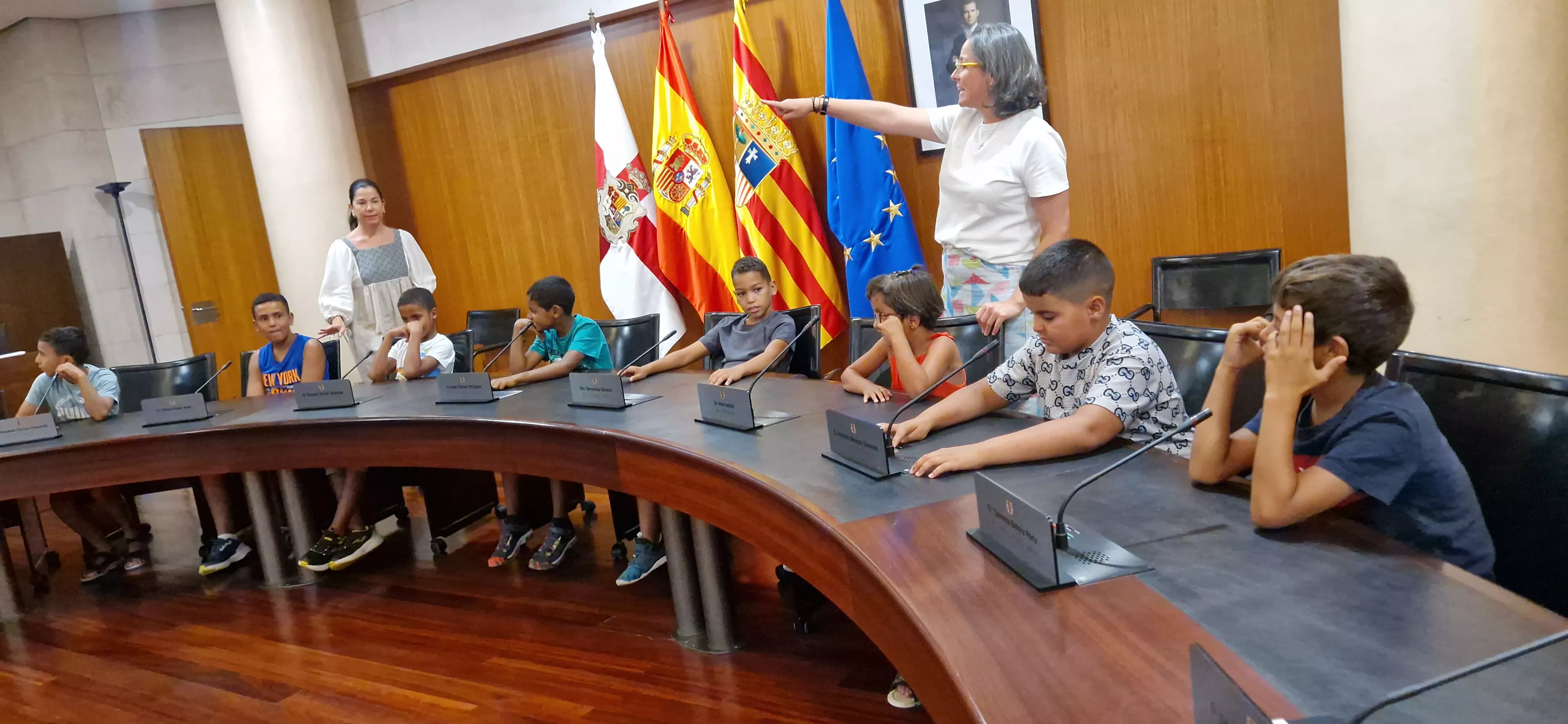 Los niños del programa Vacaciones en paz visitando la Diputación de Huesca. Foto Myriam Martínez