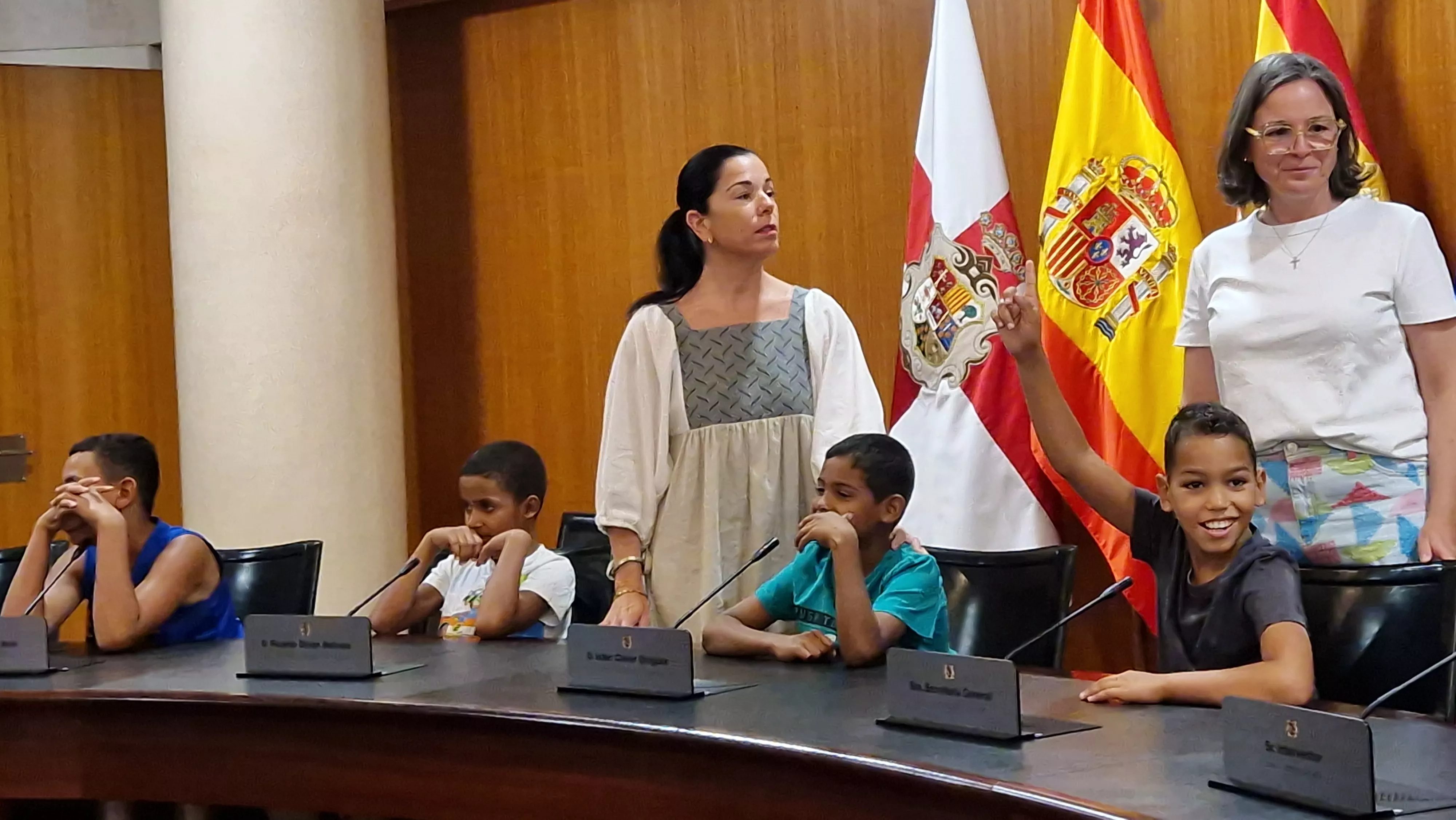 Los niños del programa Vacaciones en paz visitando la Diputación de Huesca. Foto Myriam Martínez