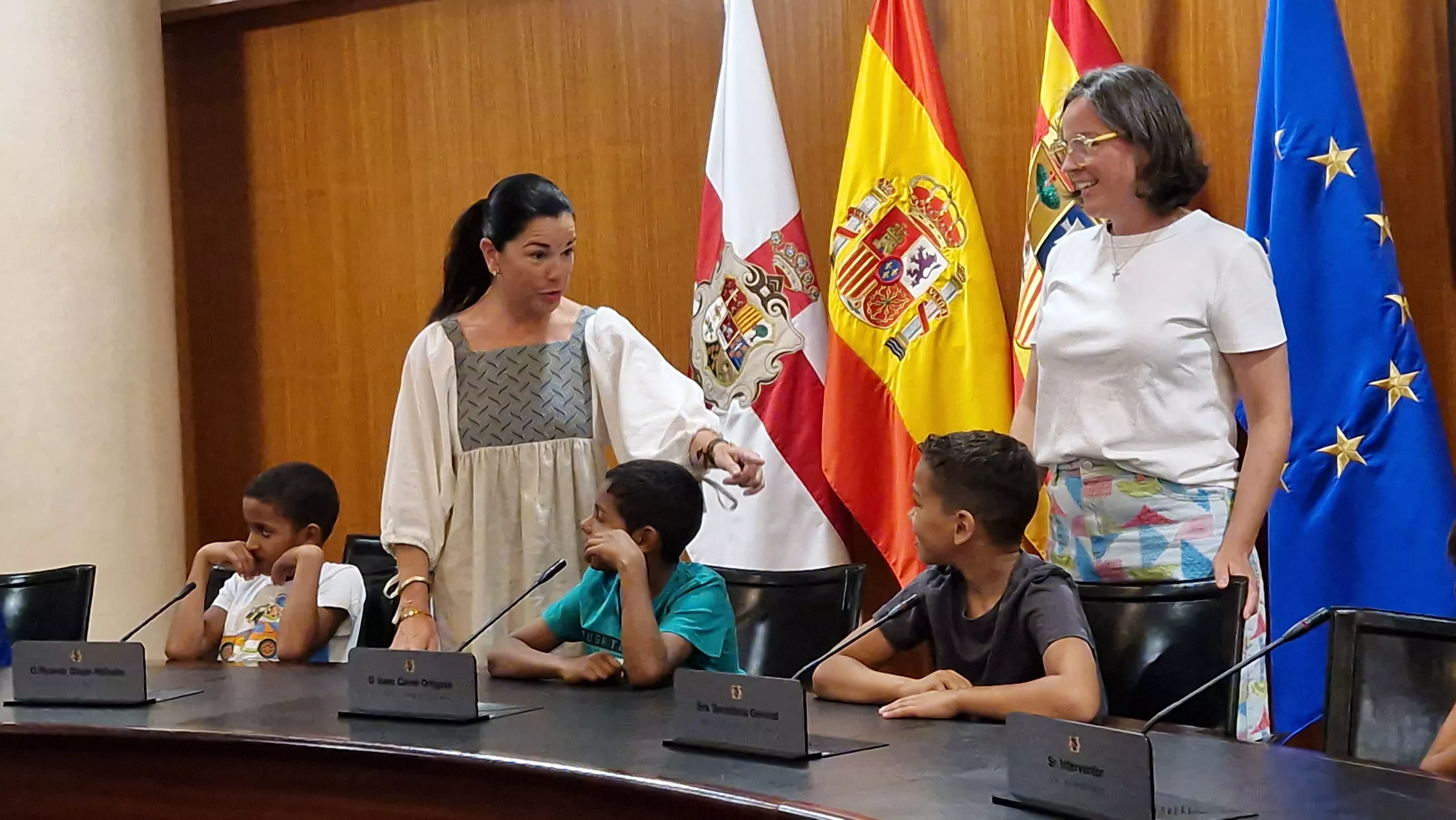 Los niños del programa Vacaciones en paz visitando la Diputación de Huesca. Foto Myriam Martínez