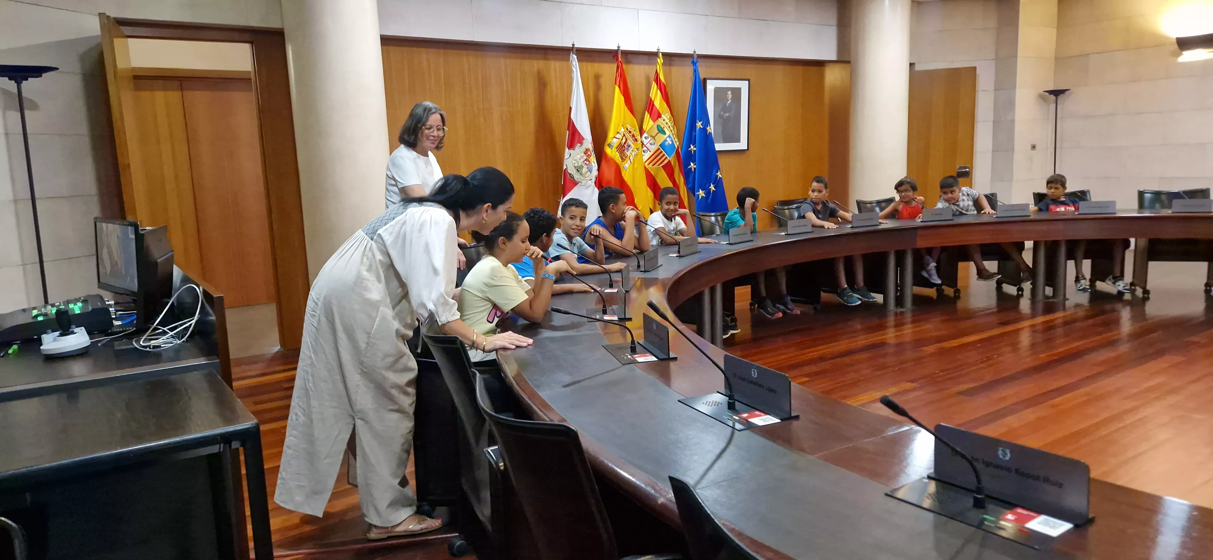 Los niños del programa Vacaciones en paz visitando la Diputación de Huesca. Foto Myriam Martínez