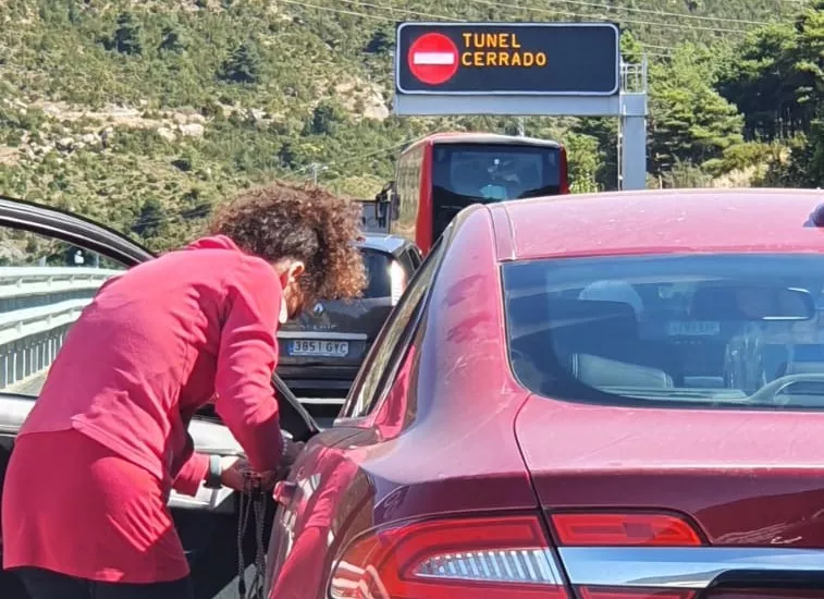 El cierre al tráfico el túnel de Arguis de la A-23 por un accidente provoca importantes retenciones