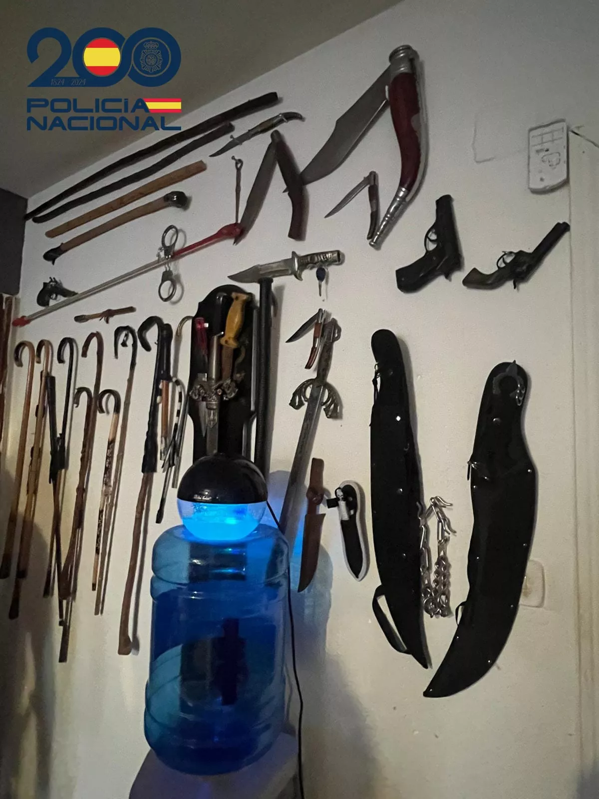 Material incautado por la Policía Nacional en un edificio de Huesca.