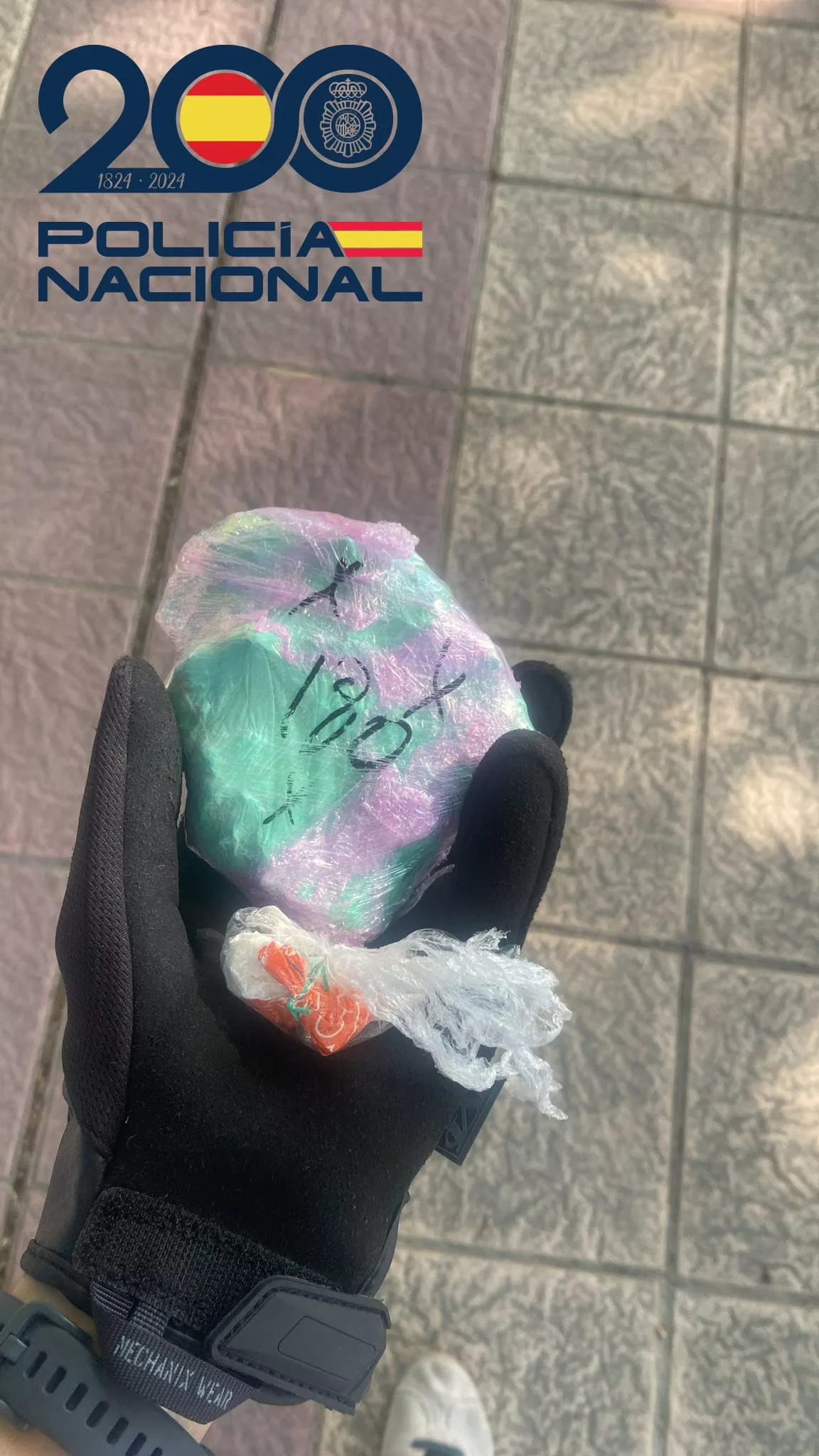 Material incautado por la Policía Nacional en un edificio de Huesca.