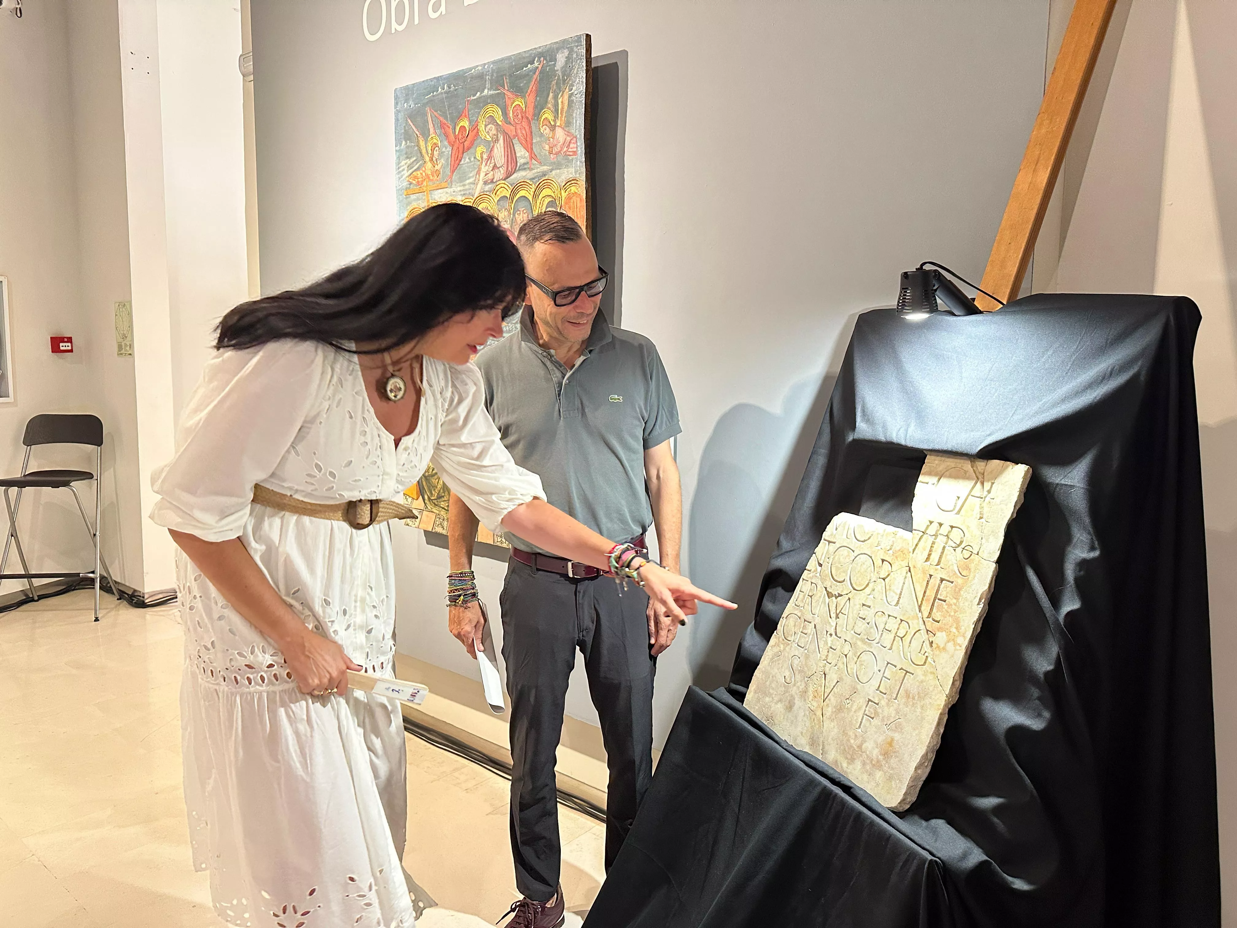La alcaldesa observa una de las obras incorporadas a los fondos permanentes del Museo de Huesca.