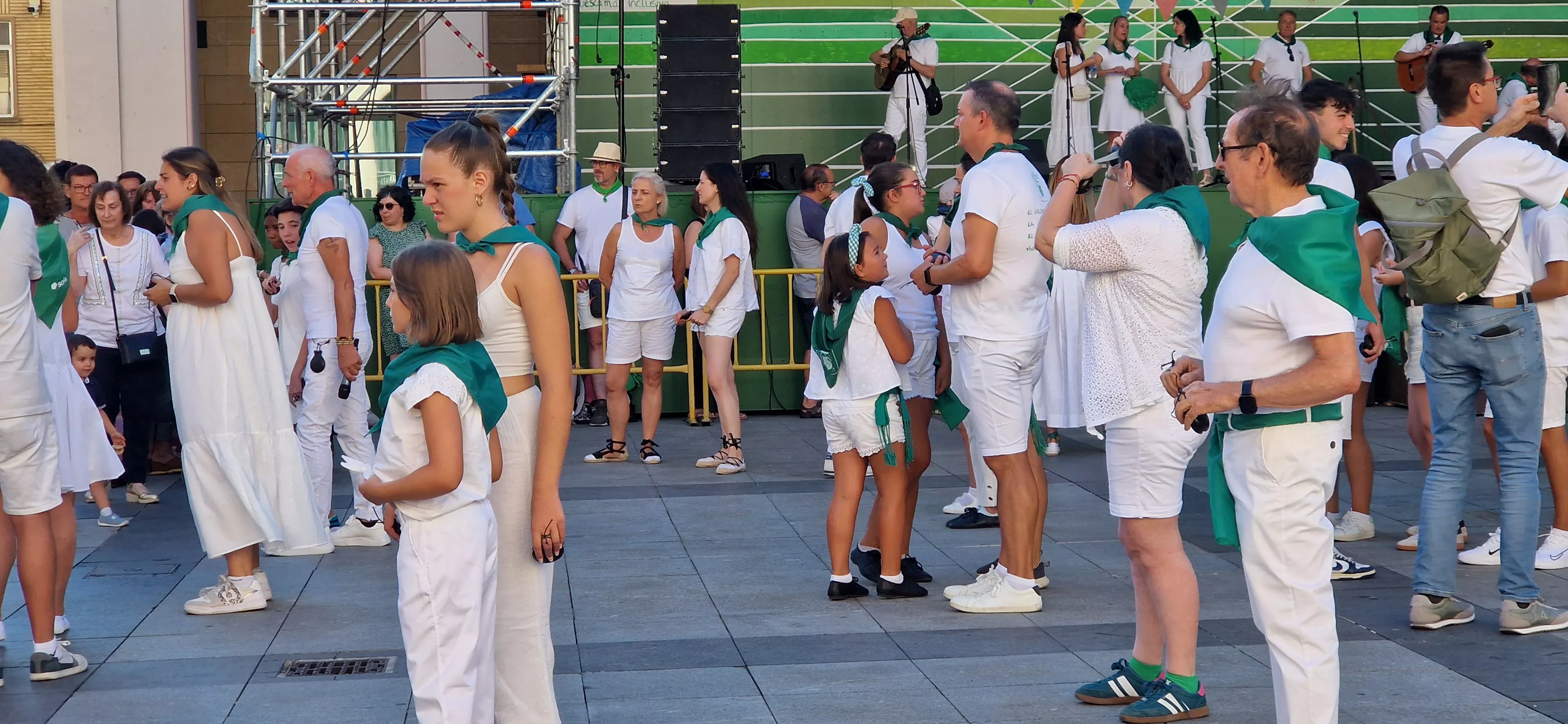 Baile de la Jota de San Lorenzo en la plaza López Allué. Foto Myriam Martínez