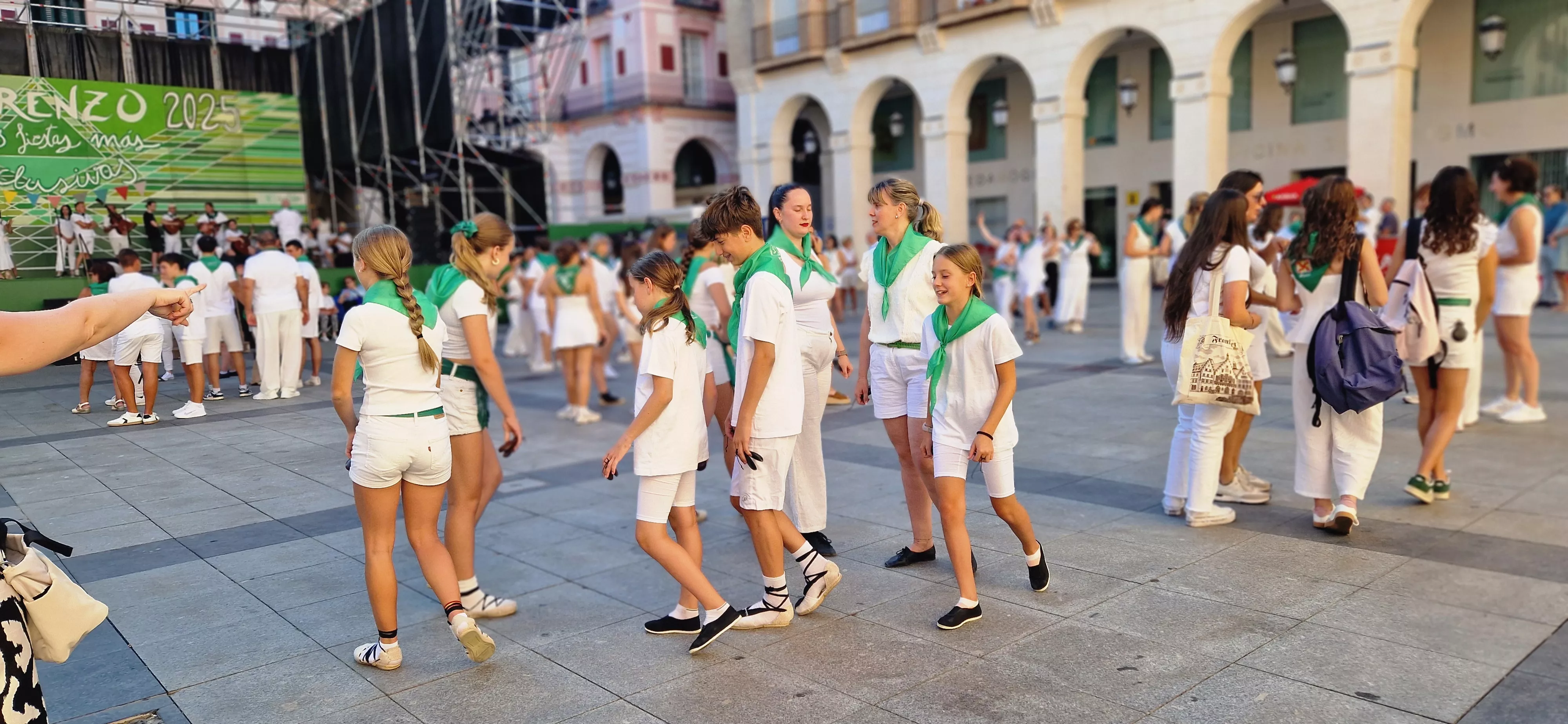 Baile de la Jota de San Lorenzo en la plaza López Allué. Foto Myriam Martínez