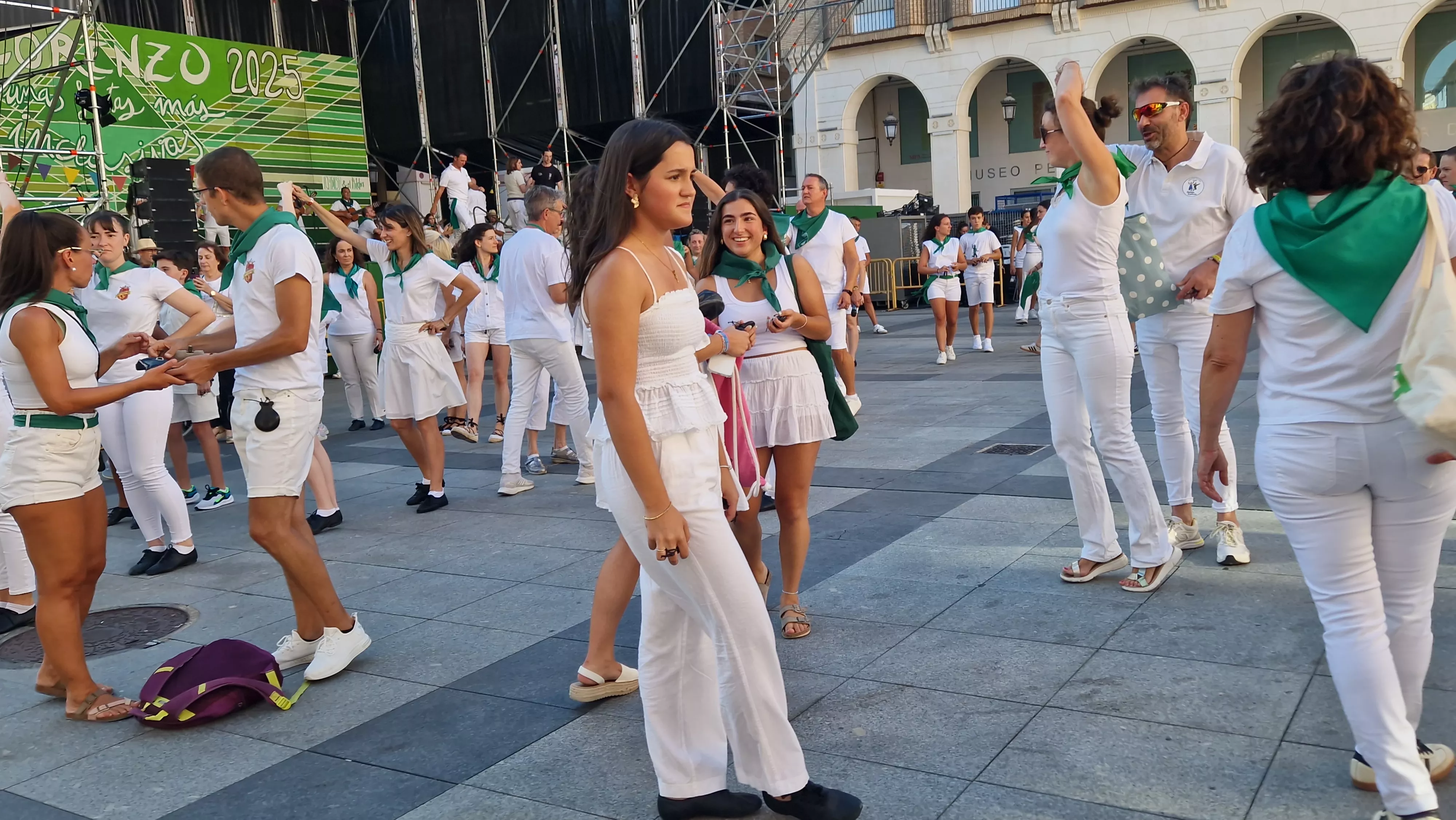 Baile de la Jota de San Lorenzo en la plaza López Allué. Foto Myriam Martínez