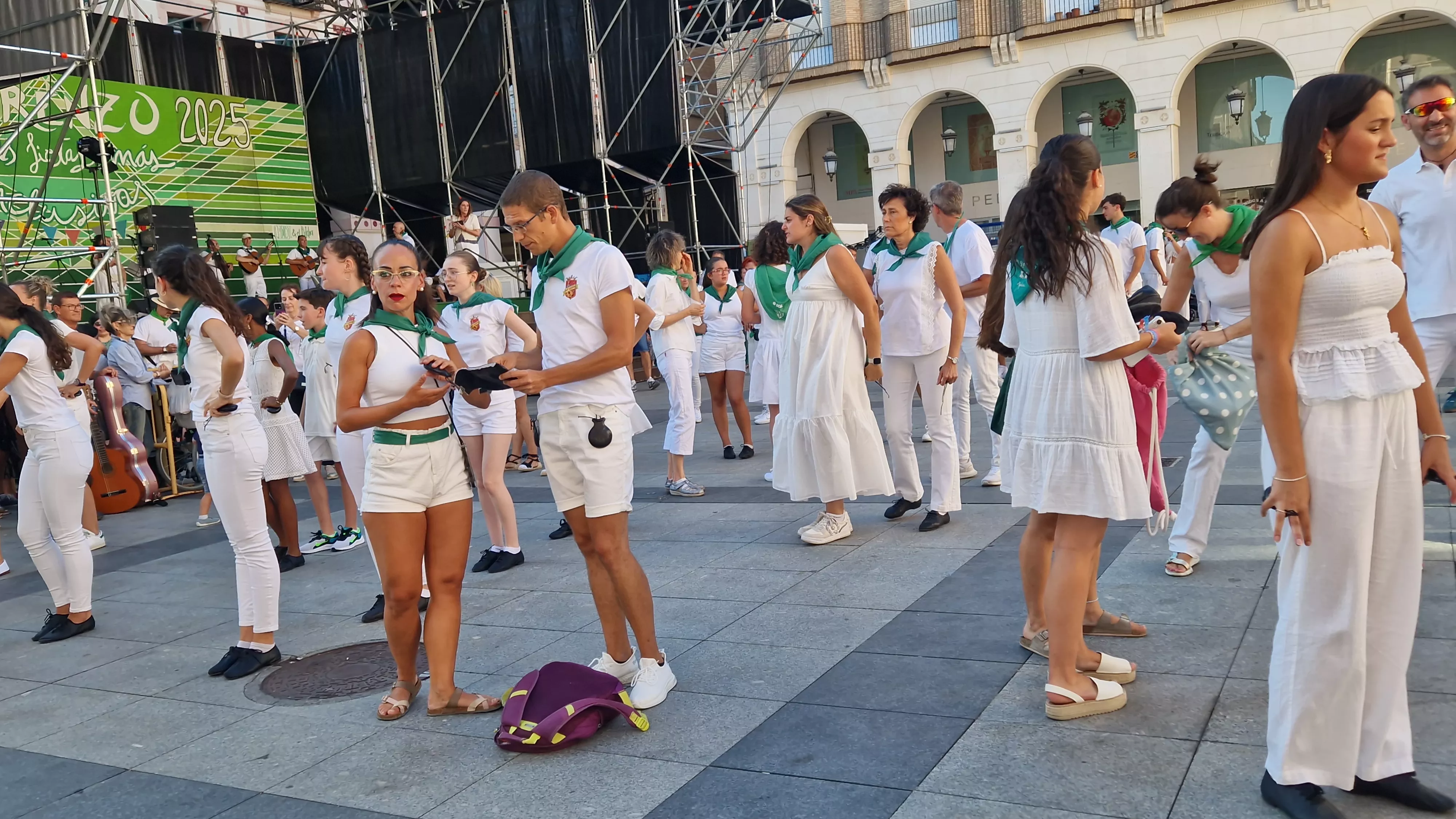 Baile de la Jota de San Lorenzo en la plaza López Allué. Foto Myriam Martínez