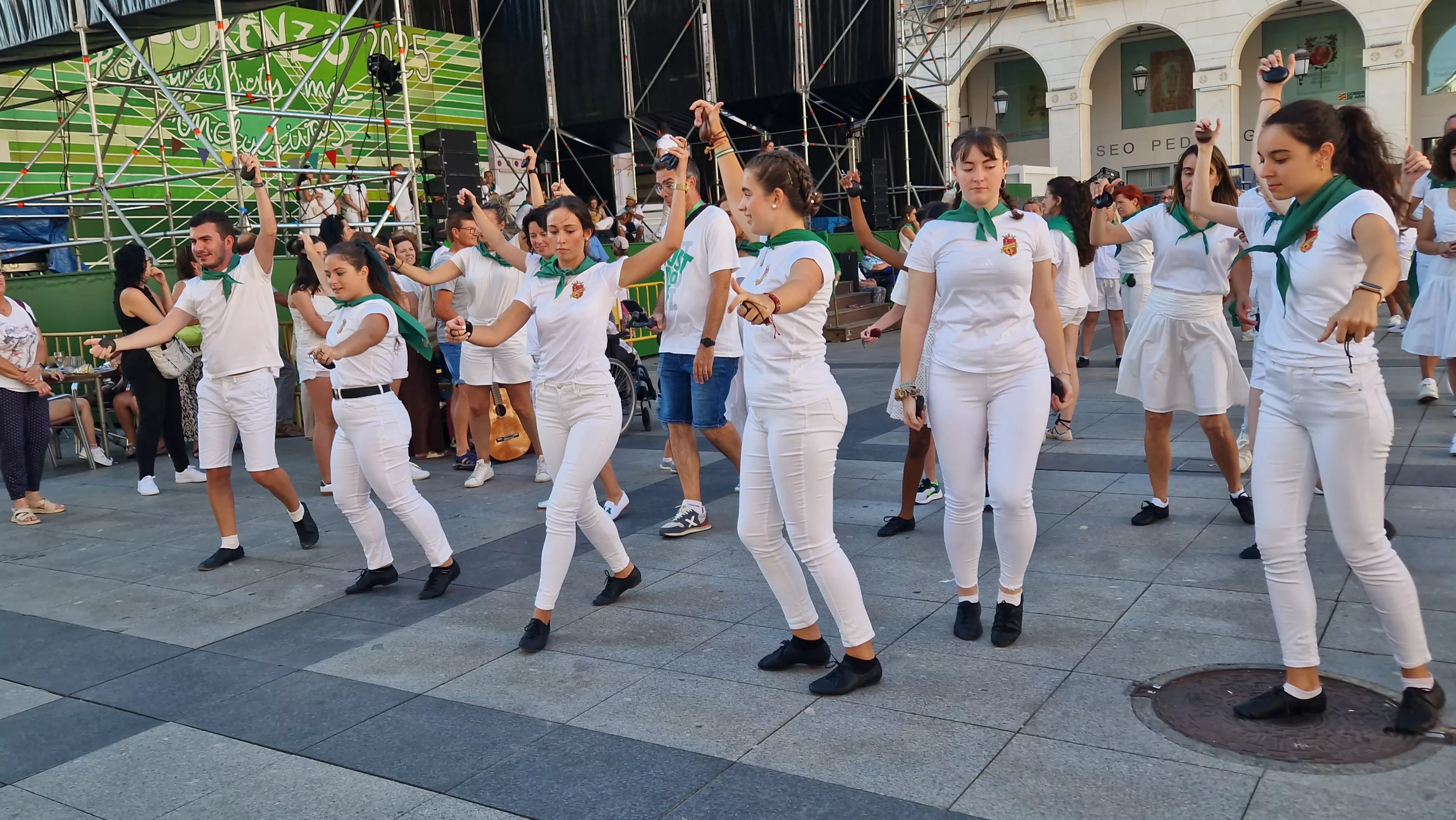 Baile de la Jota de San Lorenzo en la plaza López Allué. Foto Myriam Martínez