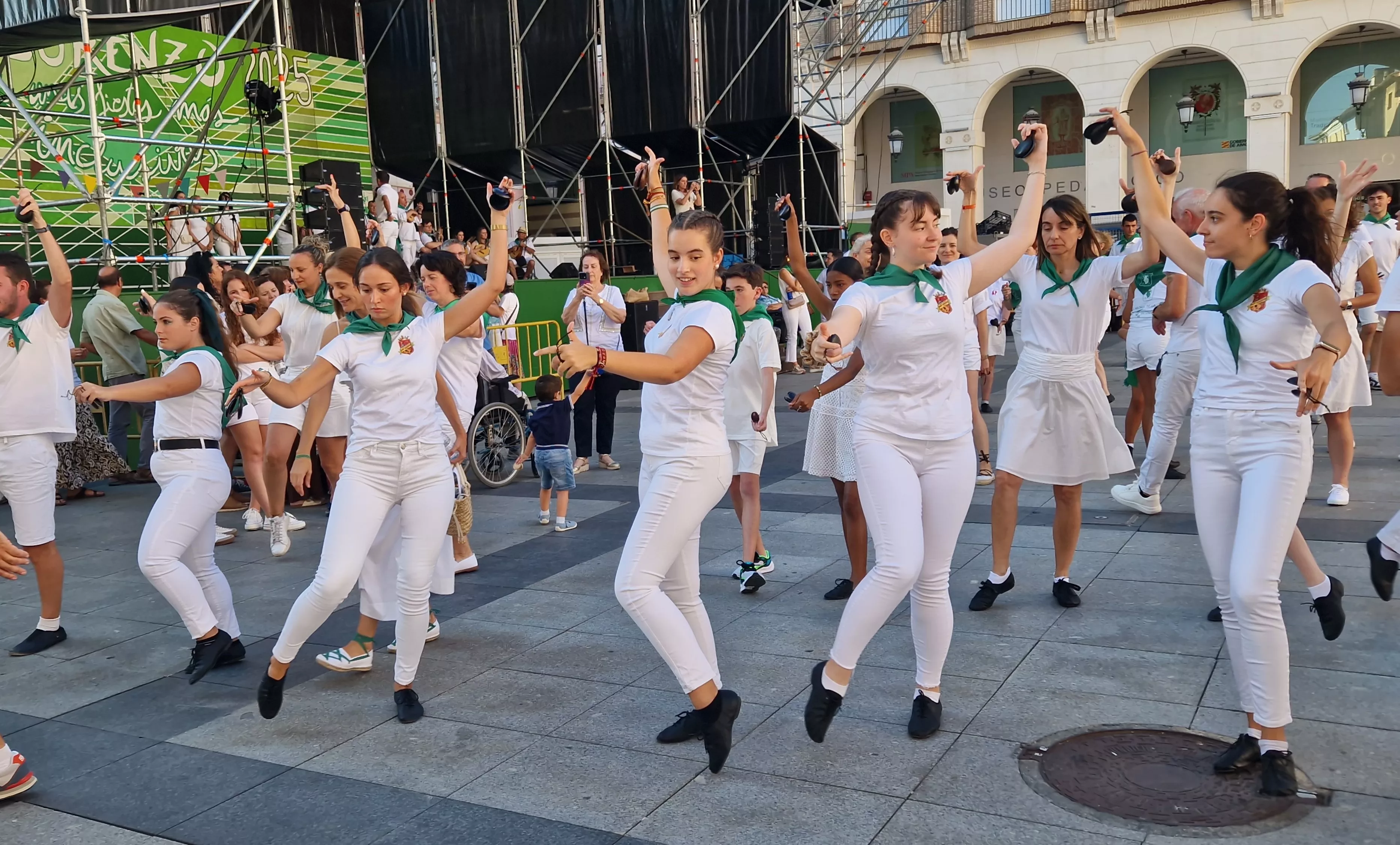 Baile de la Jota de San Lorenzo en la plaza López Allué. Foto Myriam Martínez