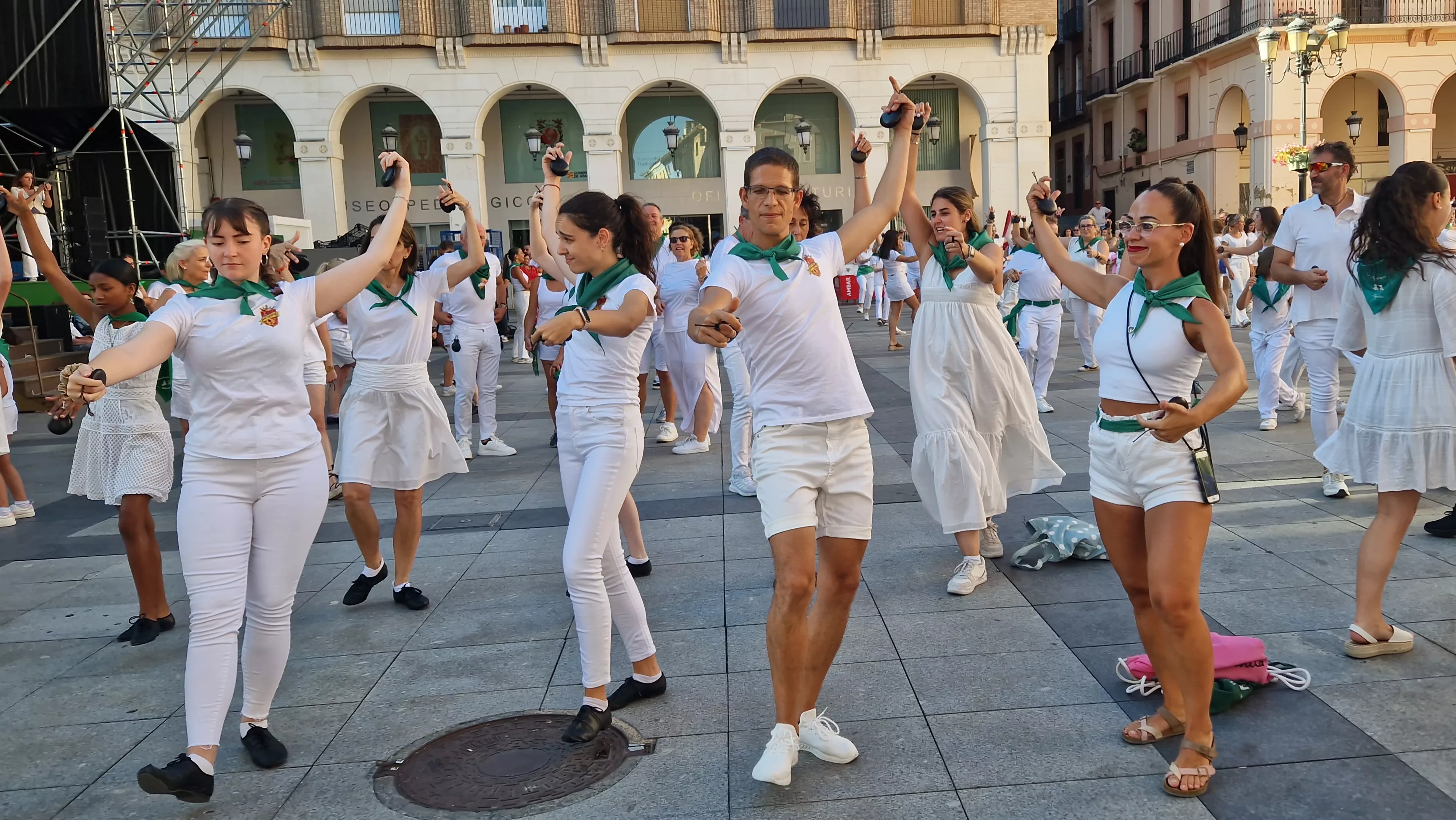 Baile de la Jota de San Lorenzo en la plaza López Allué. Foto Myriam Martínez
