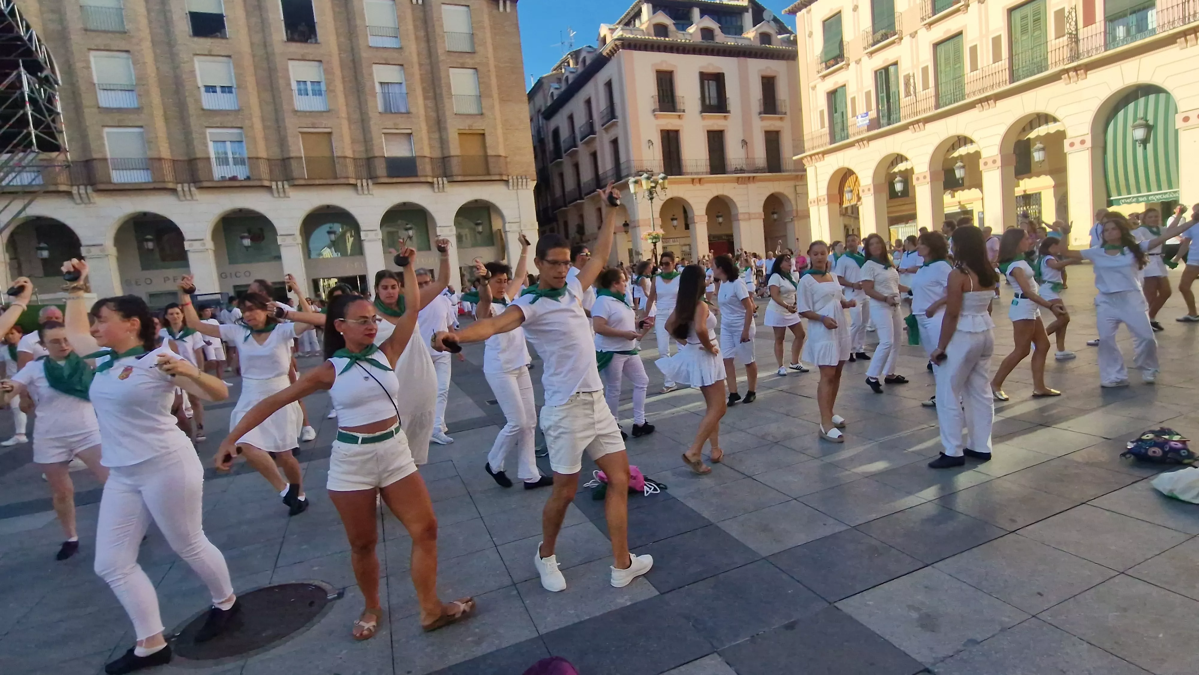Baile de la Jota de San Lorenzo en la plaza López Allué. Foto Myriam Martínez