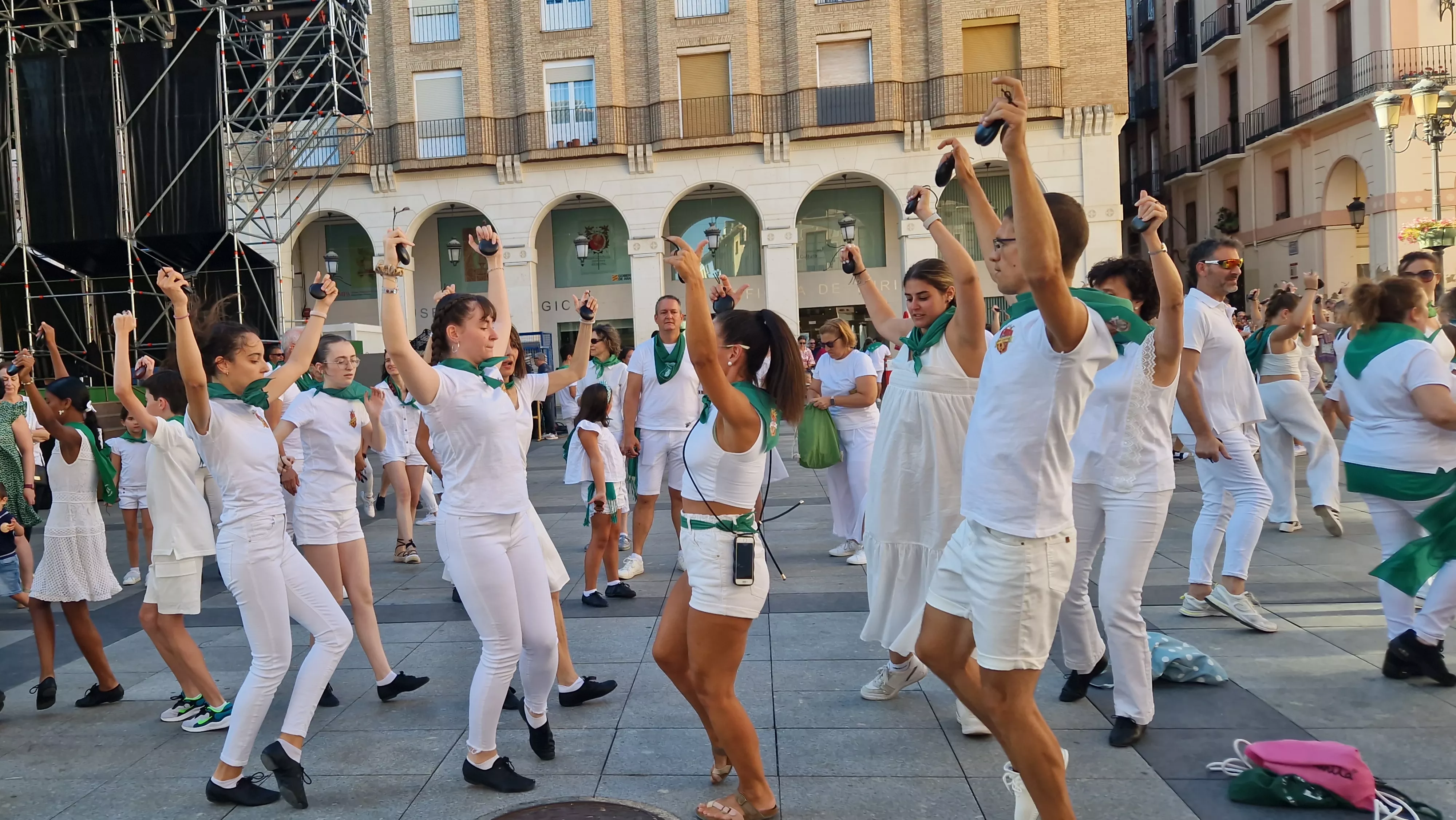 Baile de la Jota de San Lorenzo en la plaza López Allué. Foto Myriam Martínez