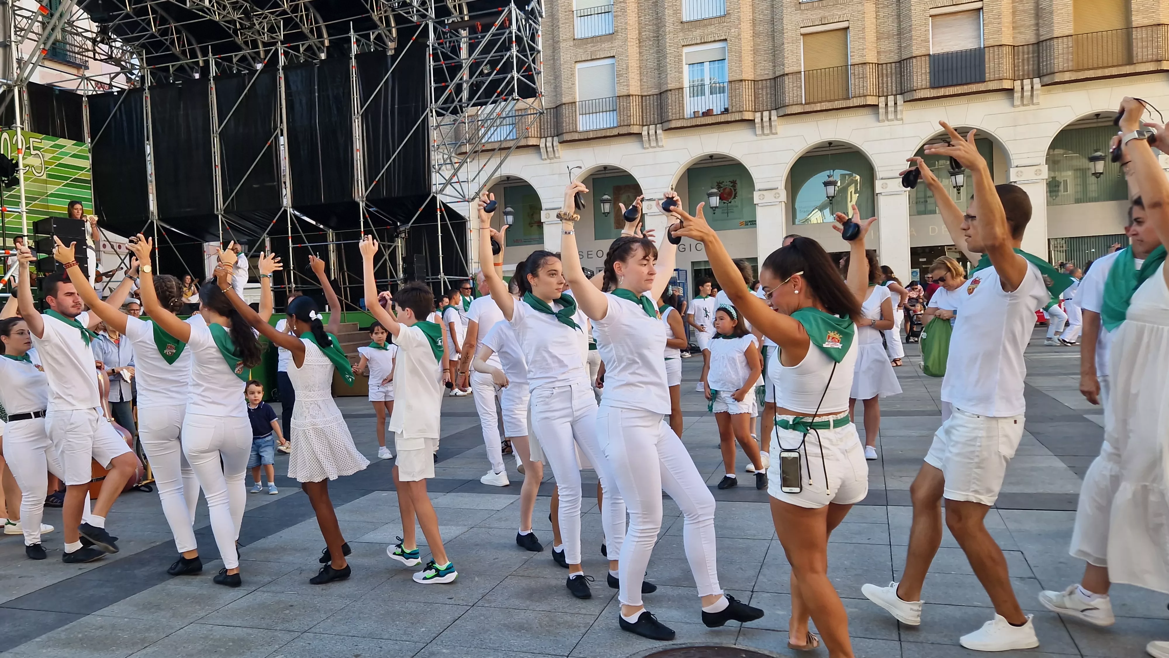 Baile de la Jota de San Lorenzo en la plaza López Allué. Foto Myriam Martínez
