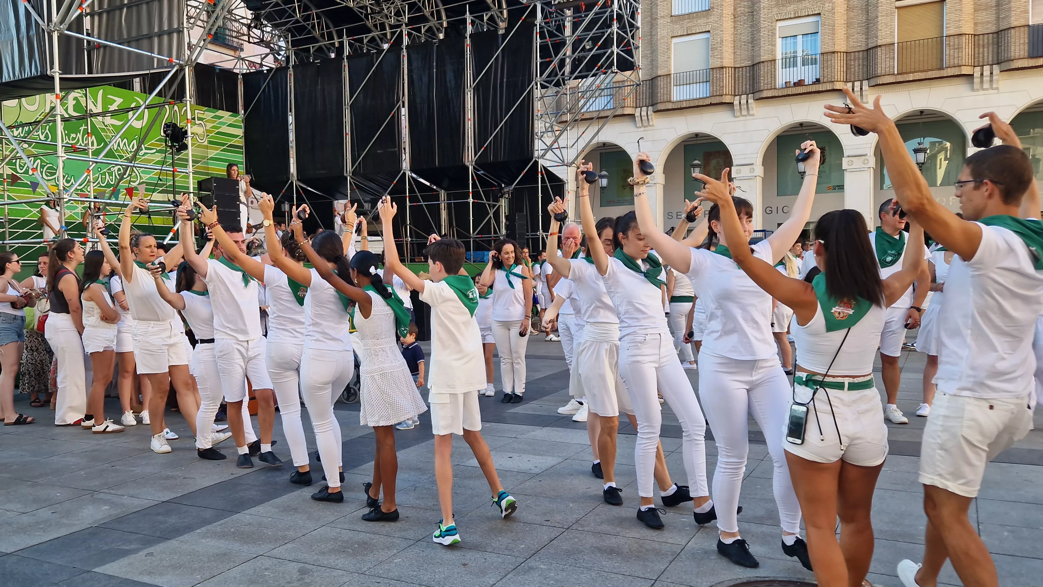 Baile de la Jota de San Lorenzo en la plaza López Allué. Foto Myriam Martínez