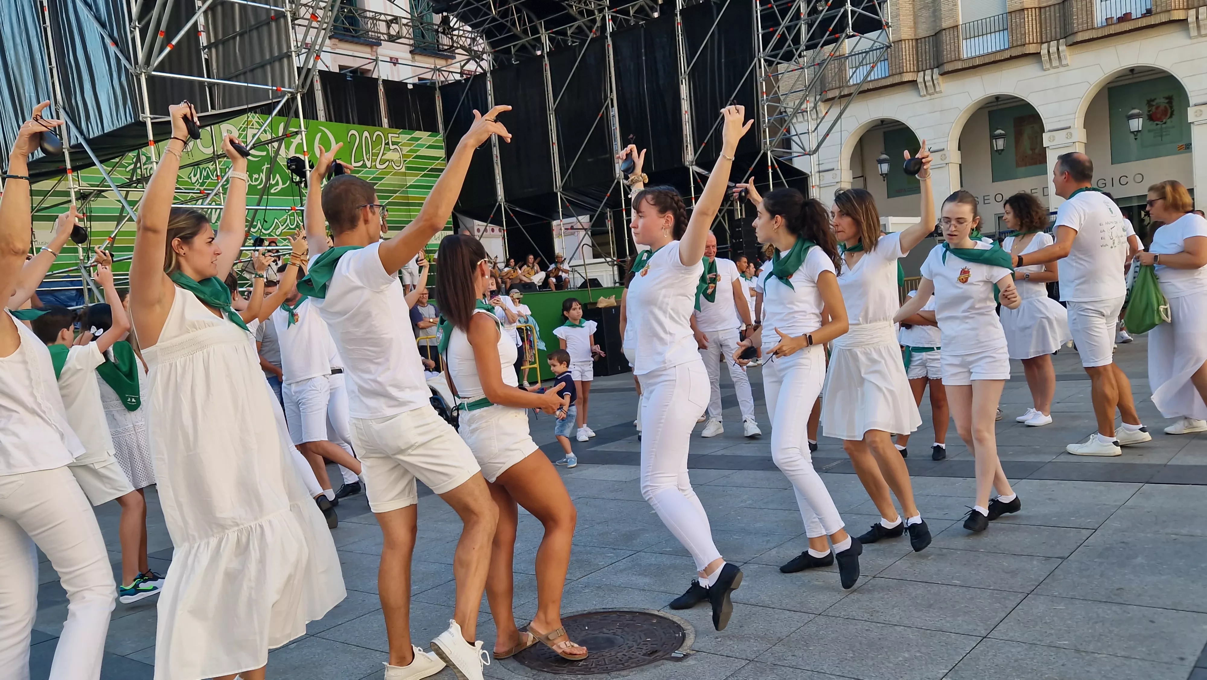 Baile de la Jota de San Lorenzo en la plaza López Allué. Foto Myriam Martínez