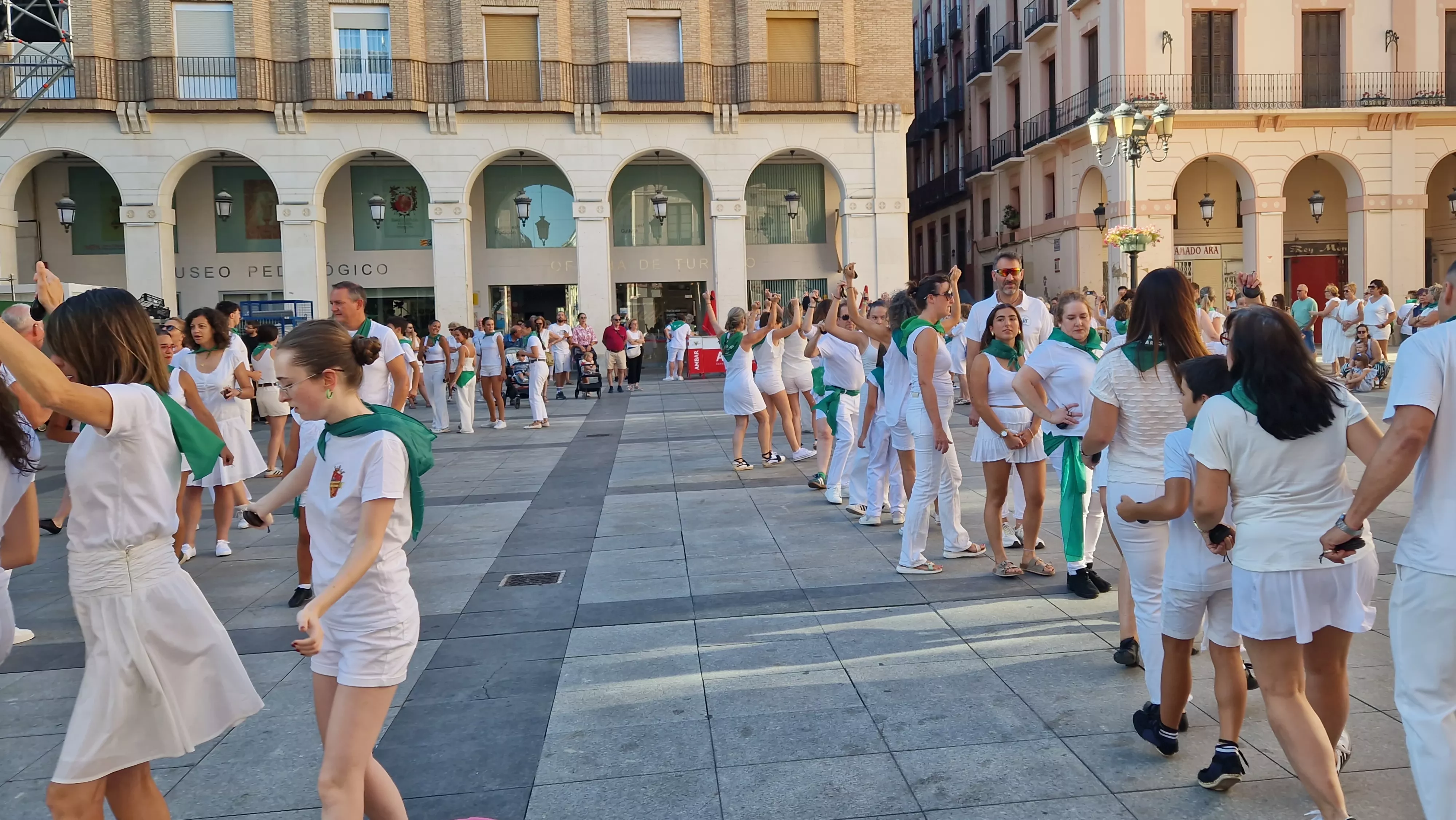 Baile de la Jota de San Lorenzo en la plaza López Allué. Foto Myriam Martínez