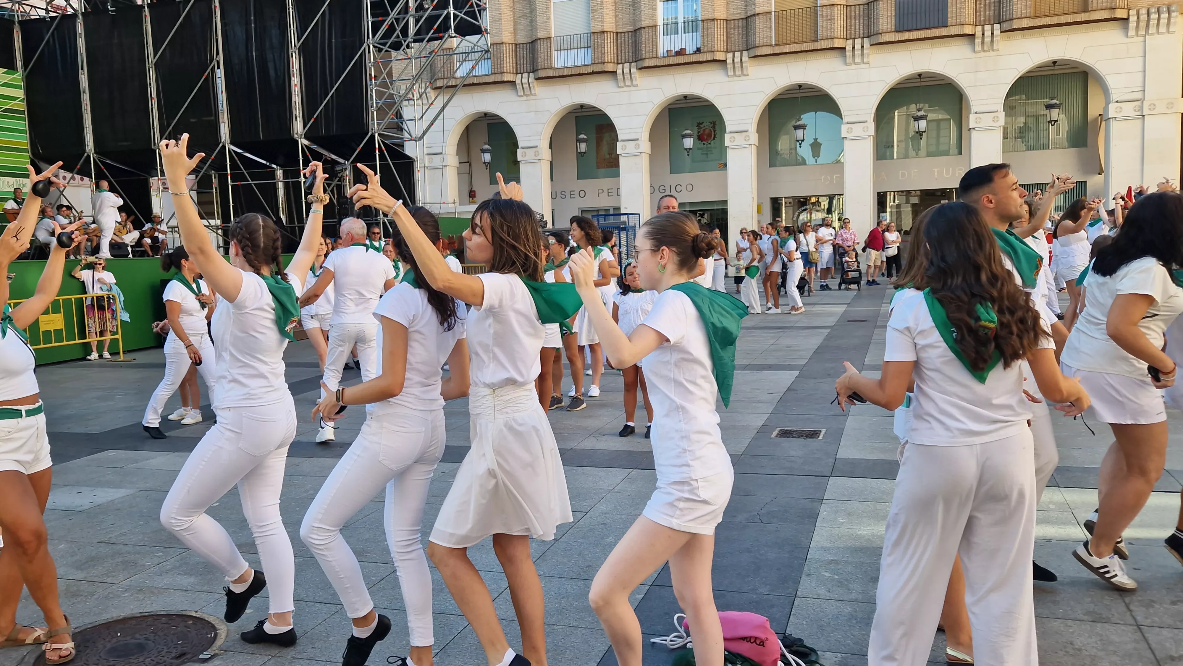 Baile de la Jota de San Lorenzo en la plaza López Allué. Foto Myriam Martínez