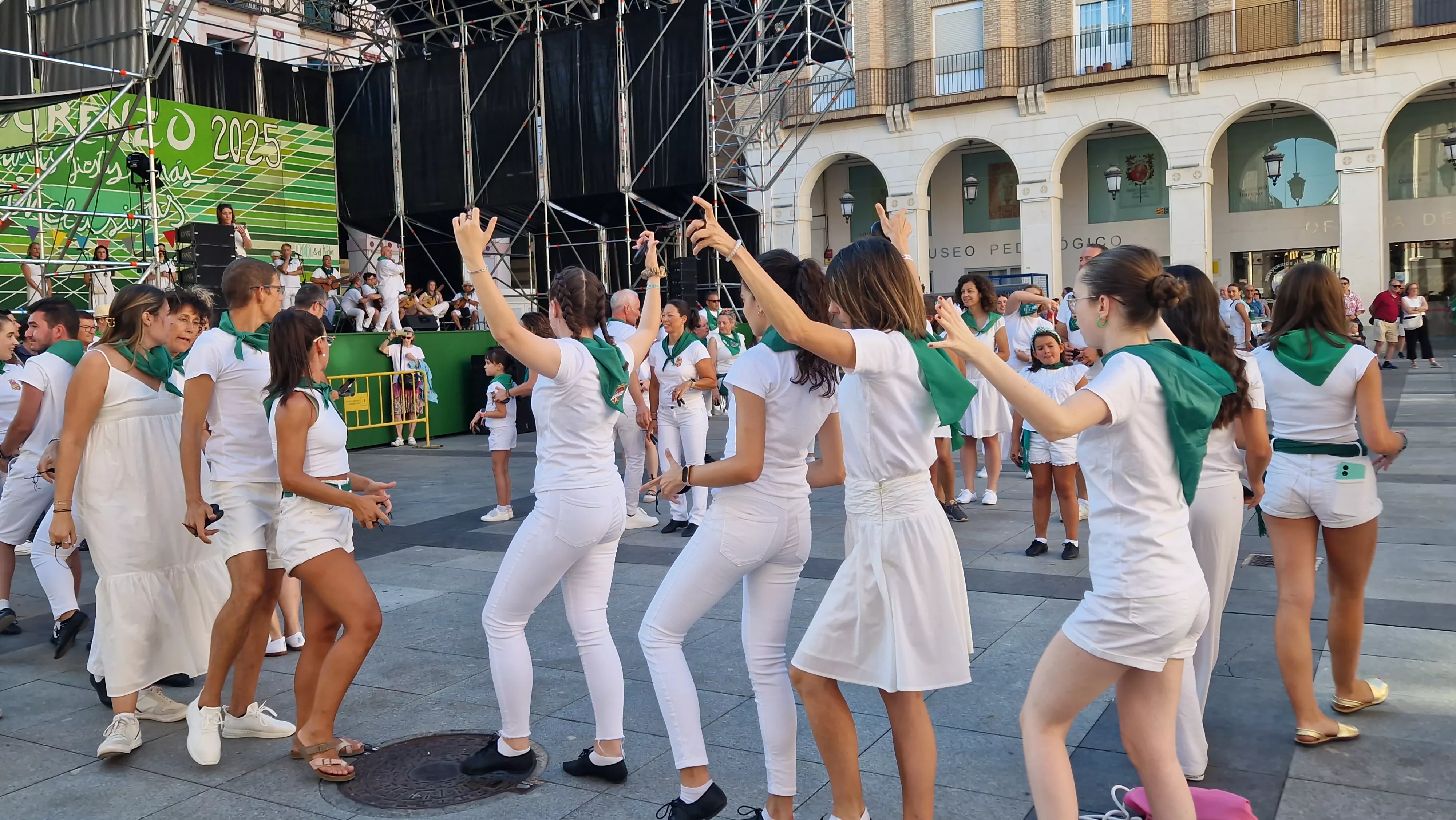 Baile de la Jota de San Lorenzo en la plaza López Allué. Foto Myriam Martínez