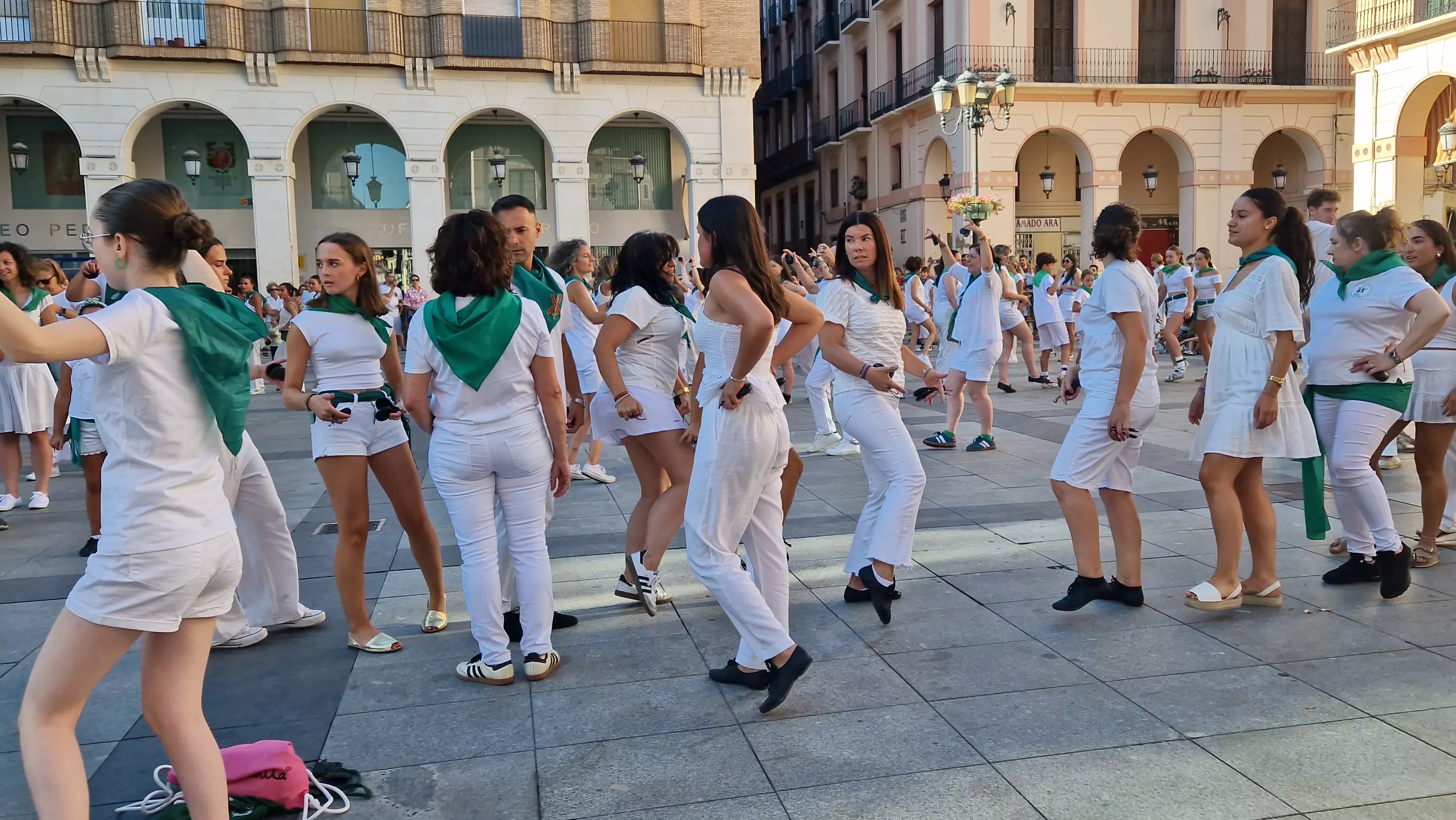 Baile de la Jota de San Lorenzo en la plaza López Allué. Foto Myriam Martínez