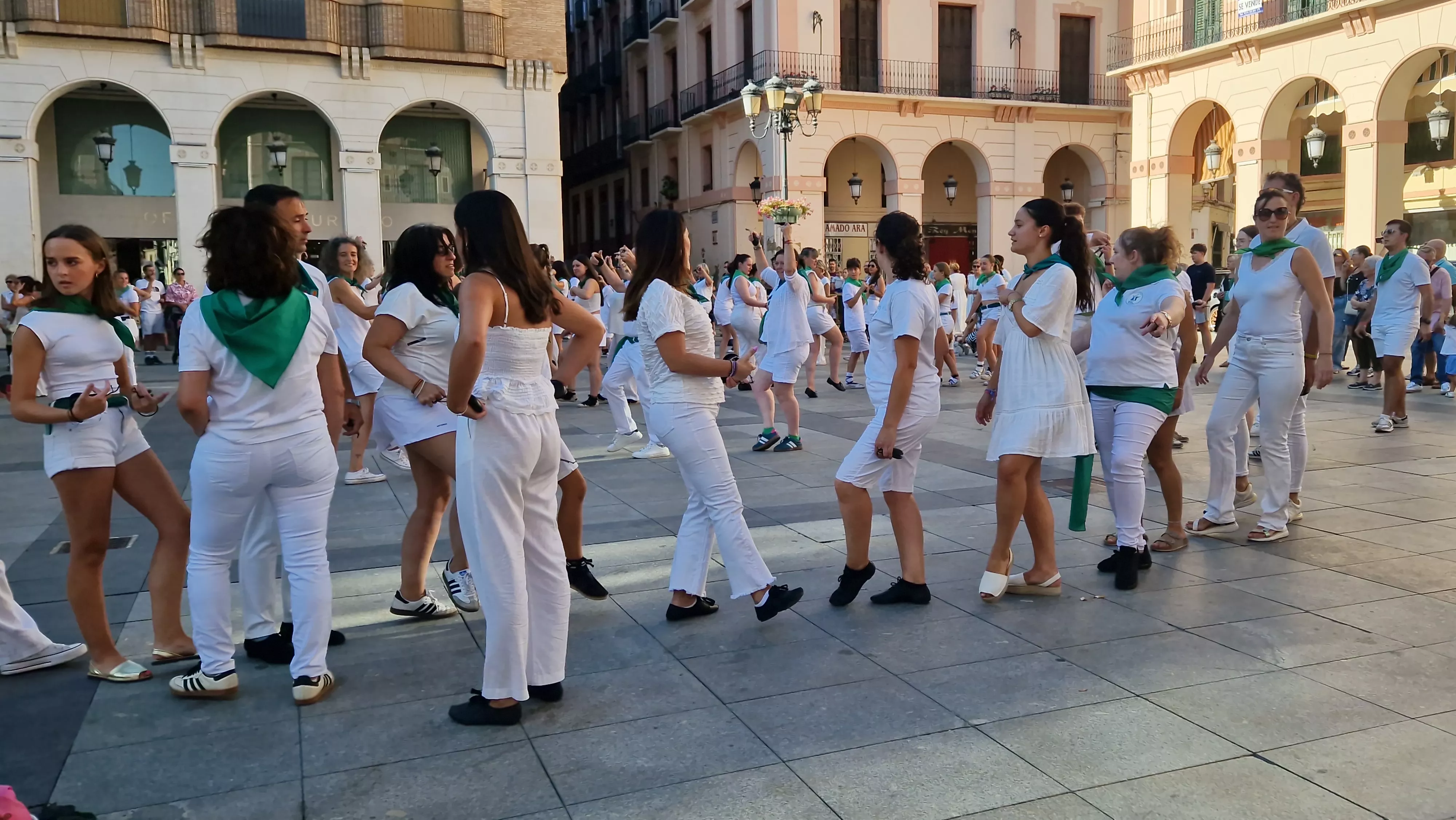 Baile de la Jota de San Lorenzo en la plaza López Allué. Foto Myriam Martínez