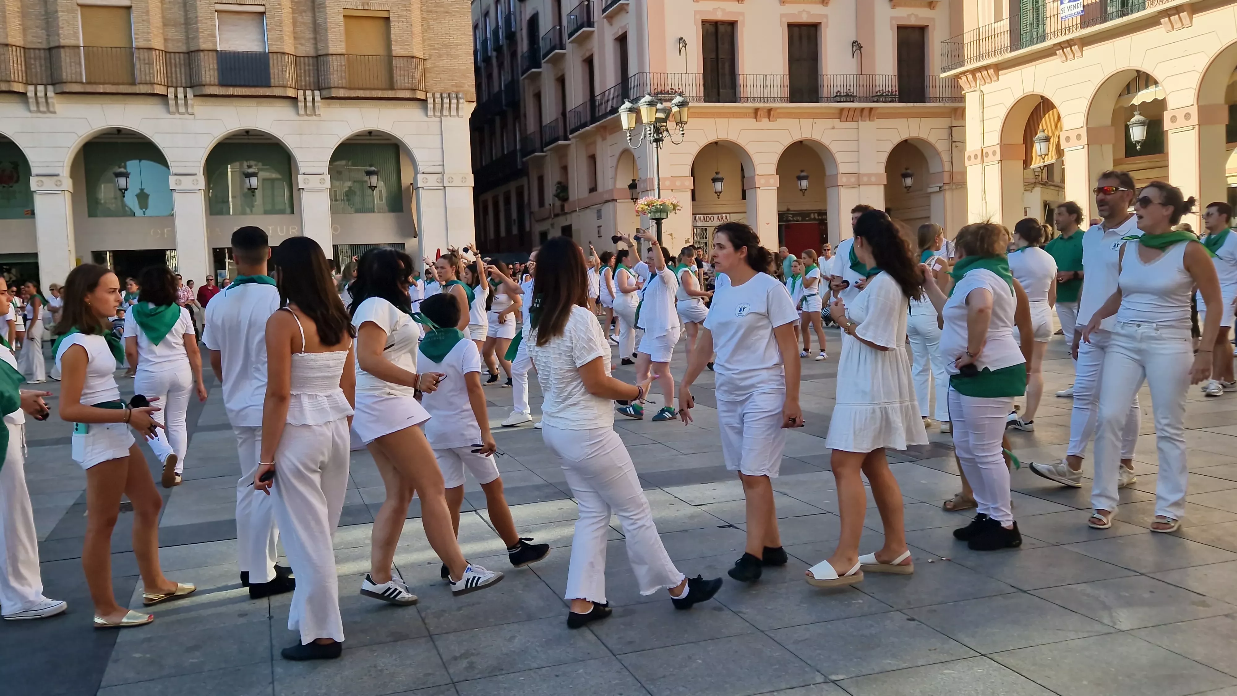 Baile de la Jota de San Lorenzo en la plaza López Allué. Foto Myriam Martínez