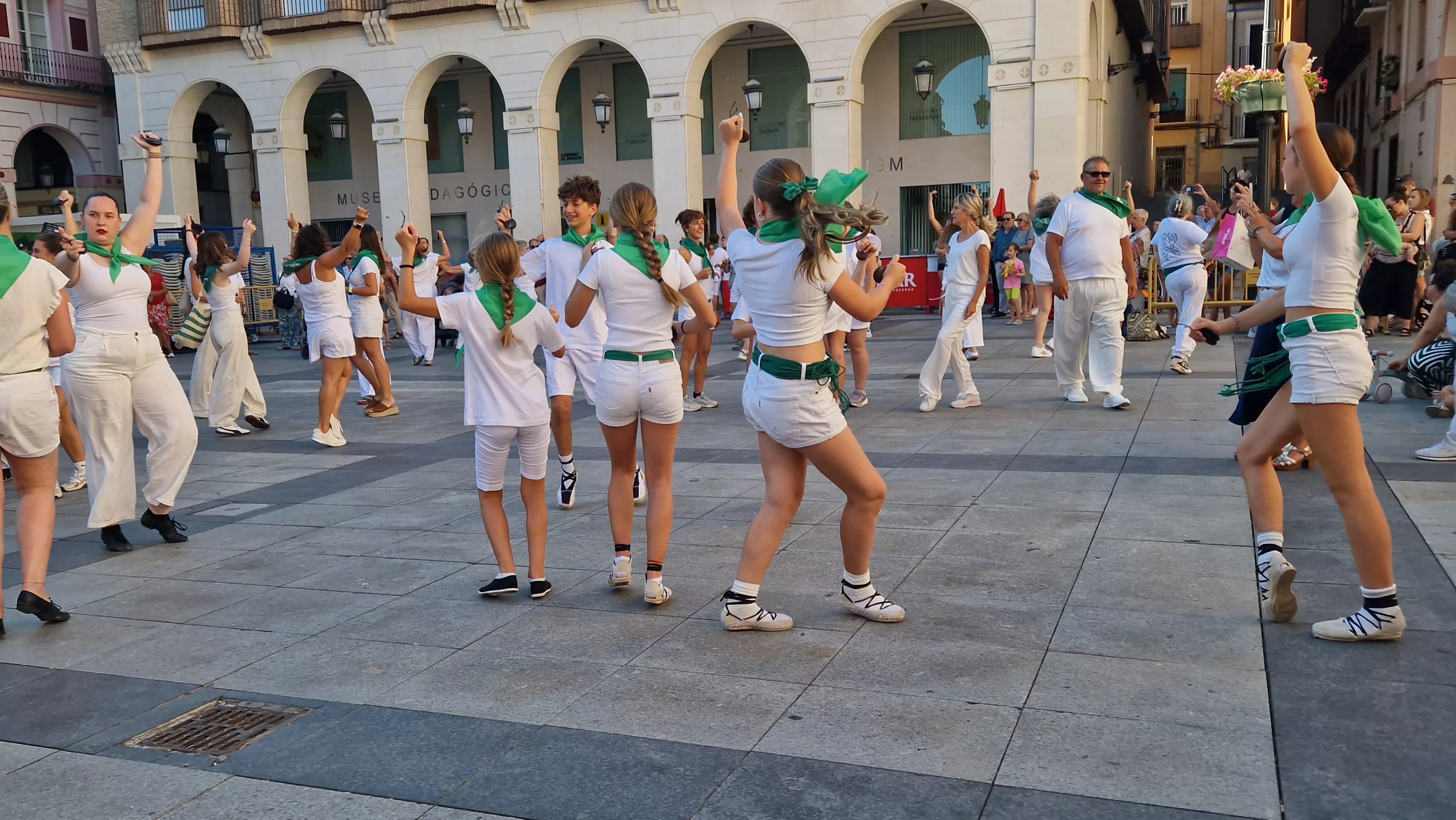 Baile de la Jota de San Lorenzo en la plaza López Allué. Foto Myriam Martínez